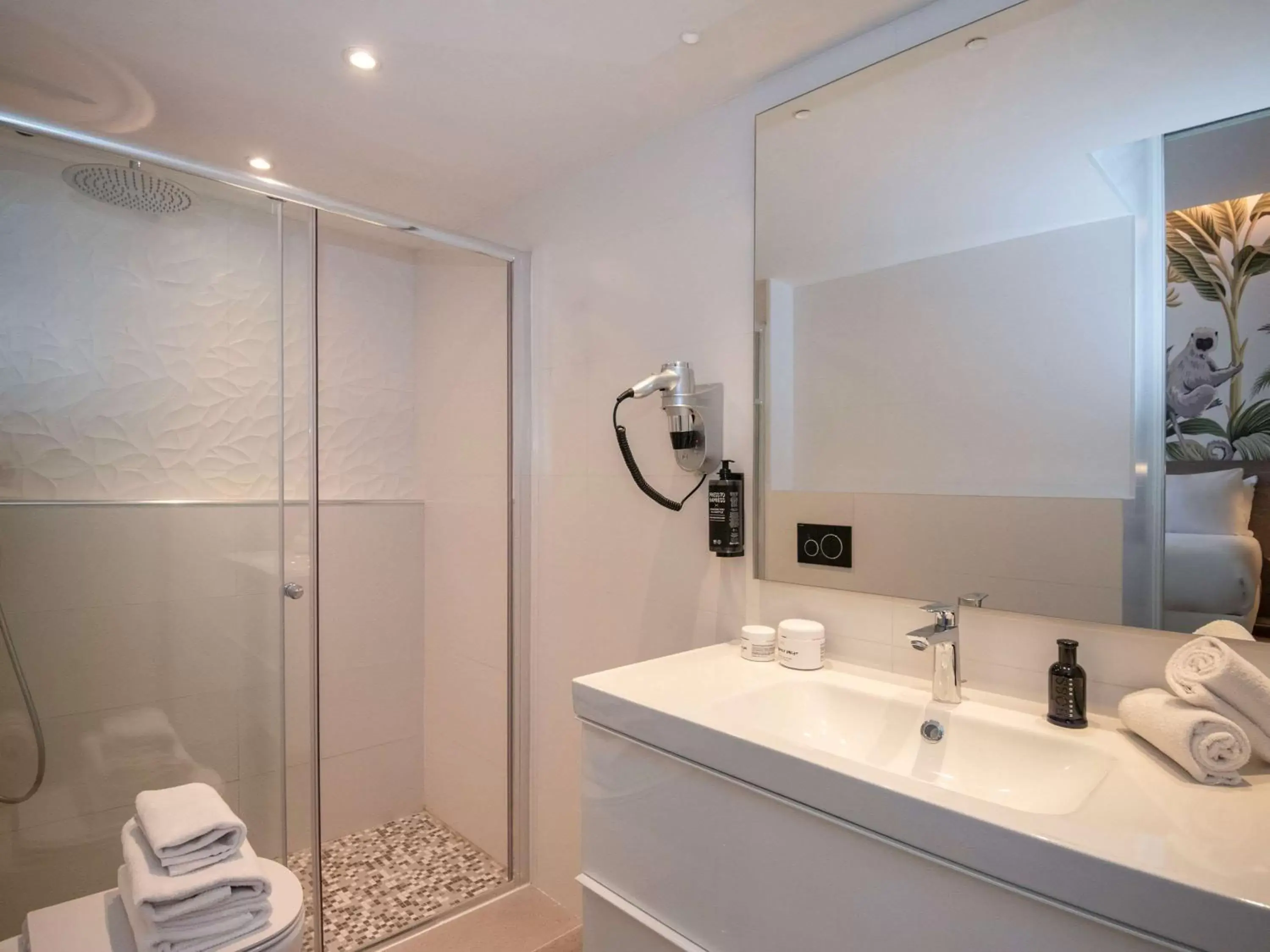Photo of the whole room, Bathroom in ibis Styles Beaulieu sur Mer