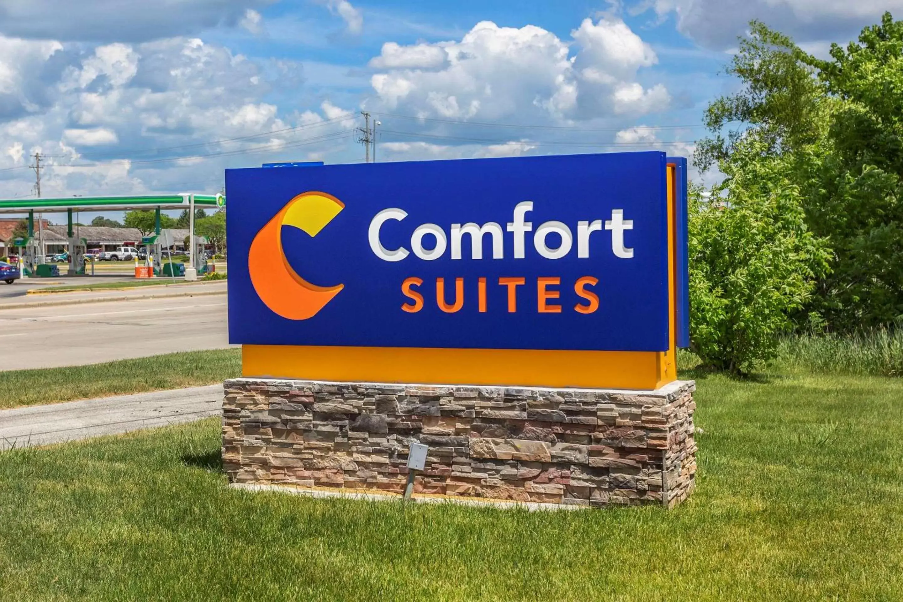 Property building in Comfort Suites Grayslake near Libertyville North