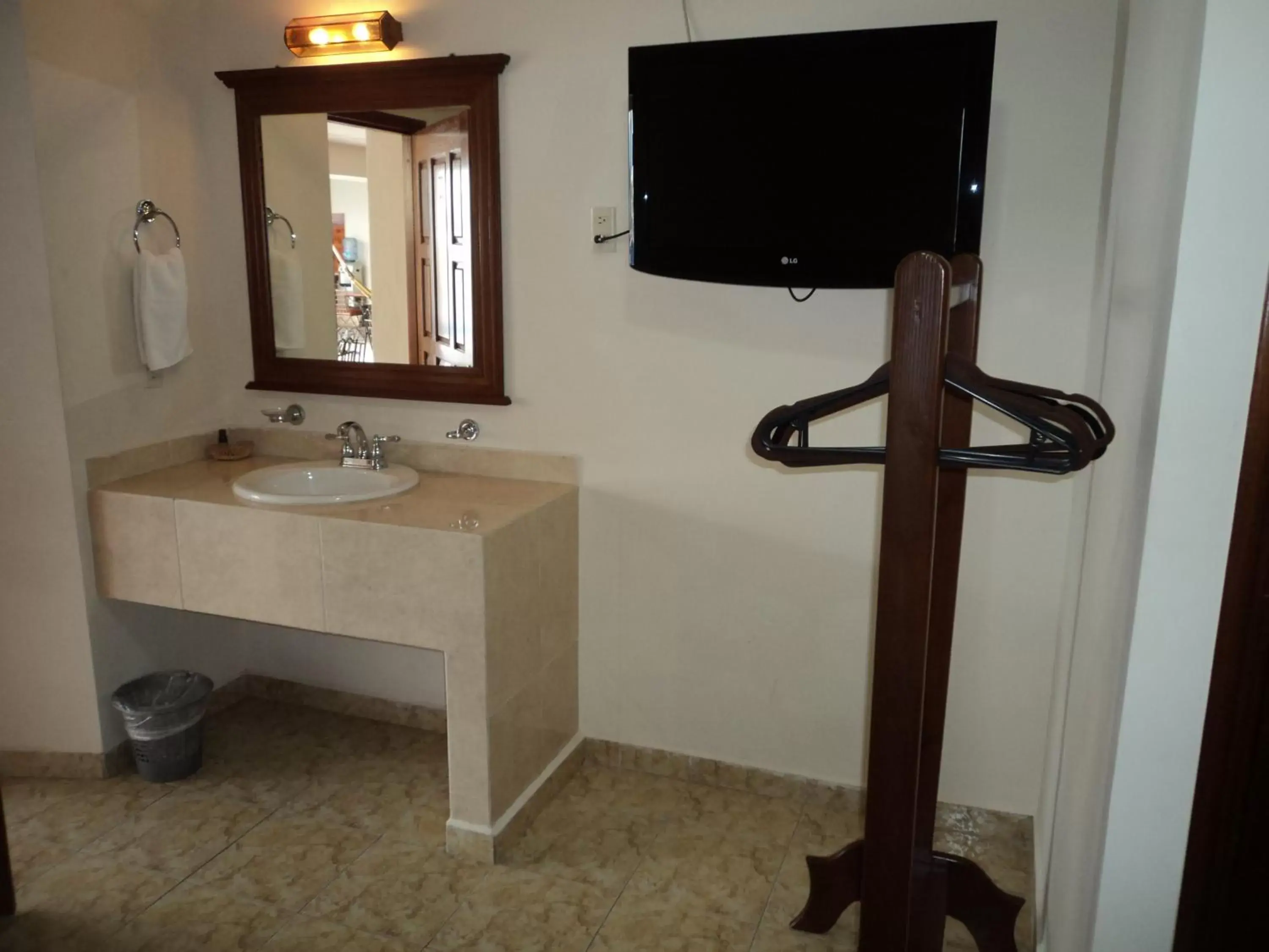 TV and multimedia, Bathroom in Mansion Serrano Hotel