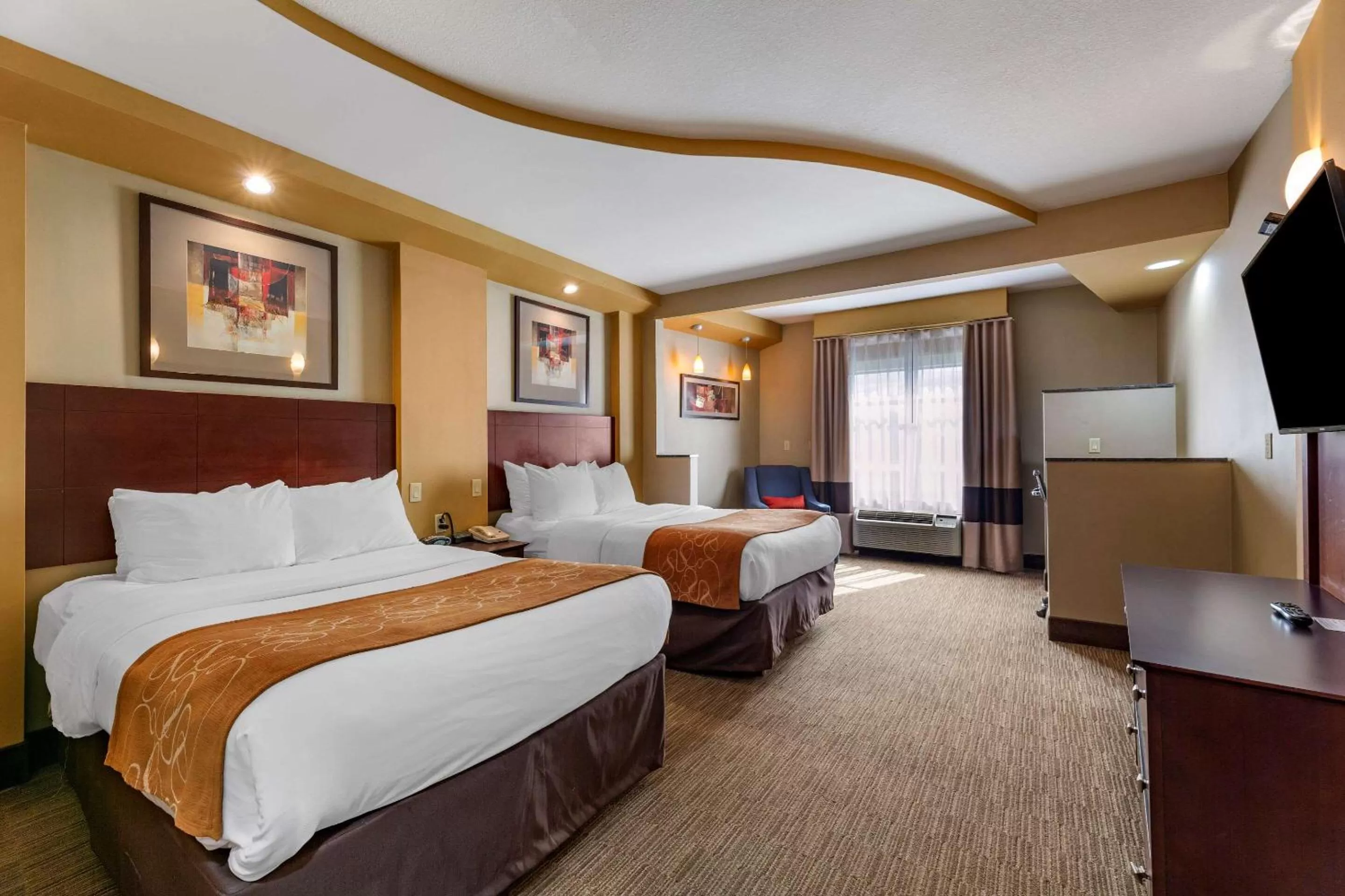 Bedroom, Bed in Comfort Suites Perrysburg - Toledo South