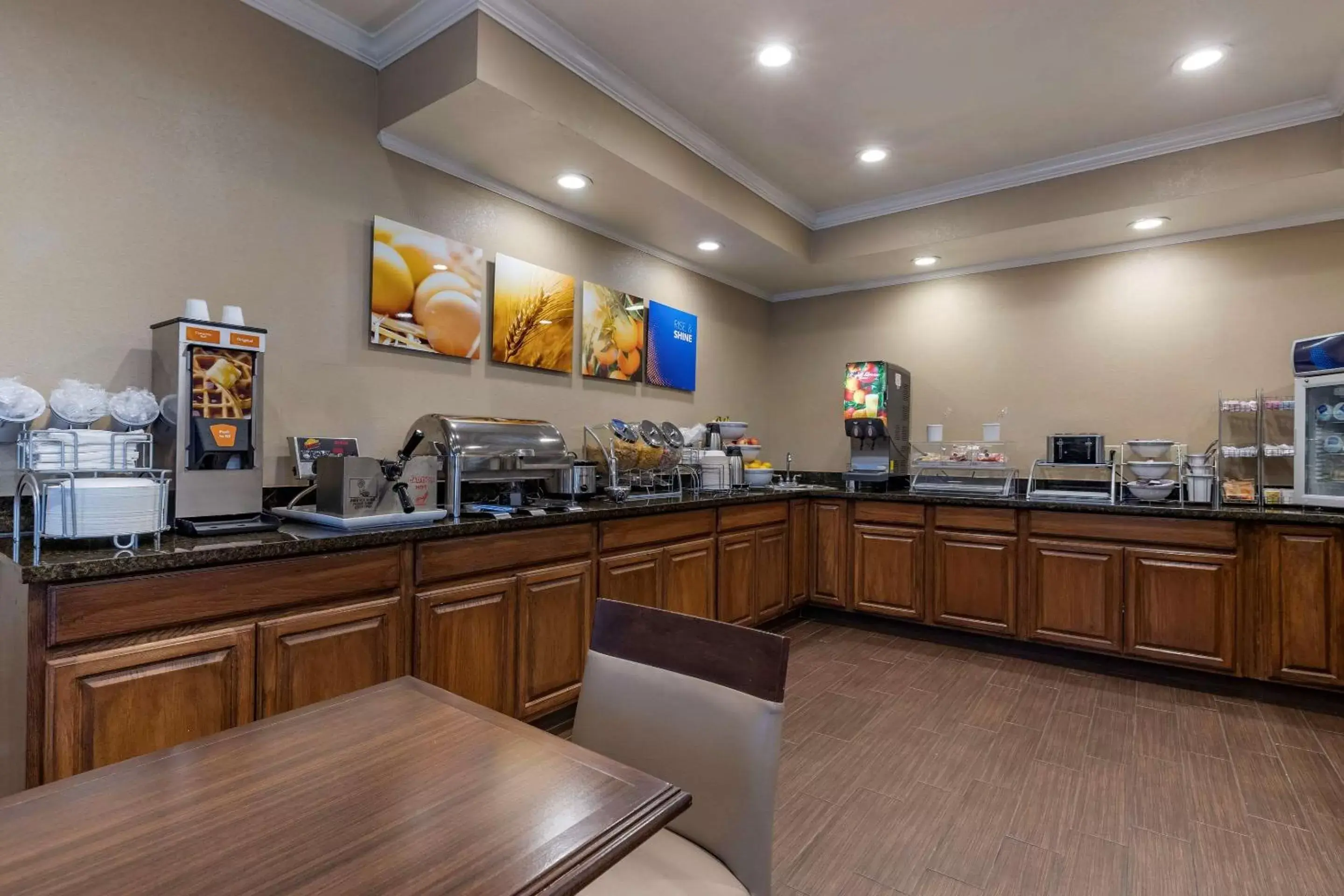 Breakfast, Restaurant/Places to Eat in Comfort Inn & Suites Waterloo – Cedar Falls