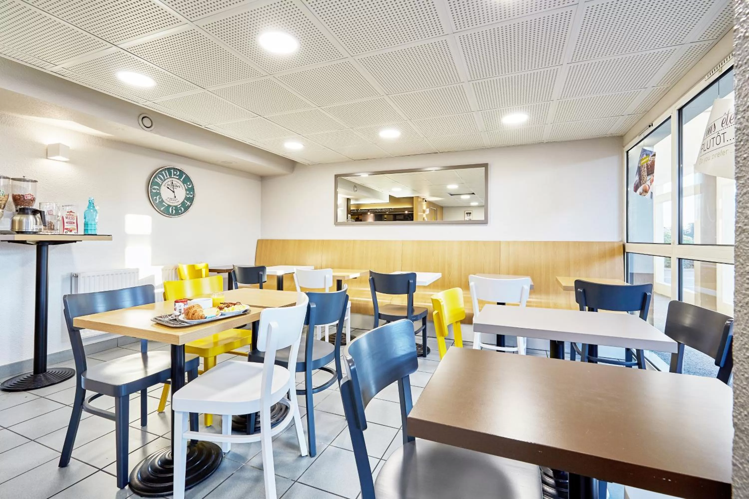 Buffet breakfast in B&B HOTEL CAEN Sud