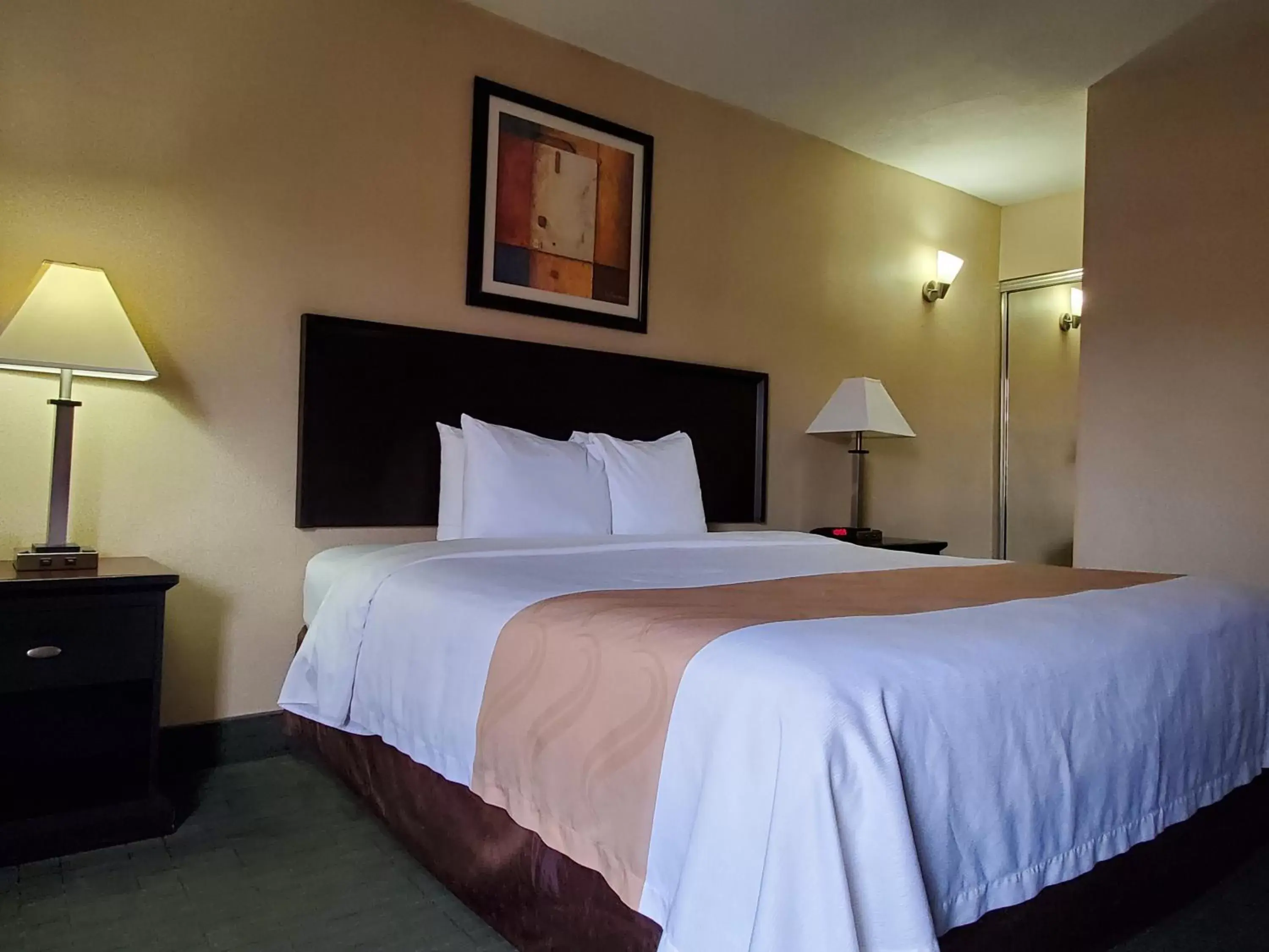 Bed in Quality Inn & Suites Anaheim at the Park