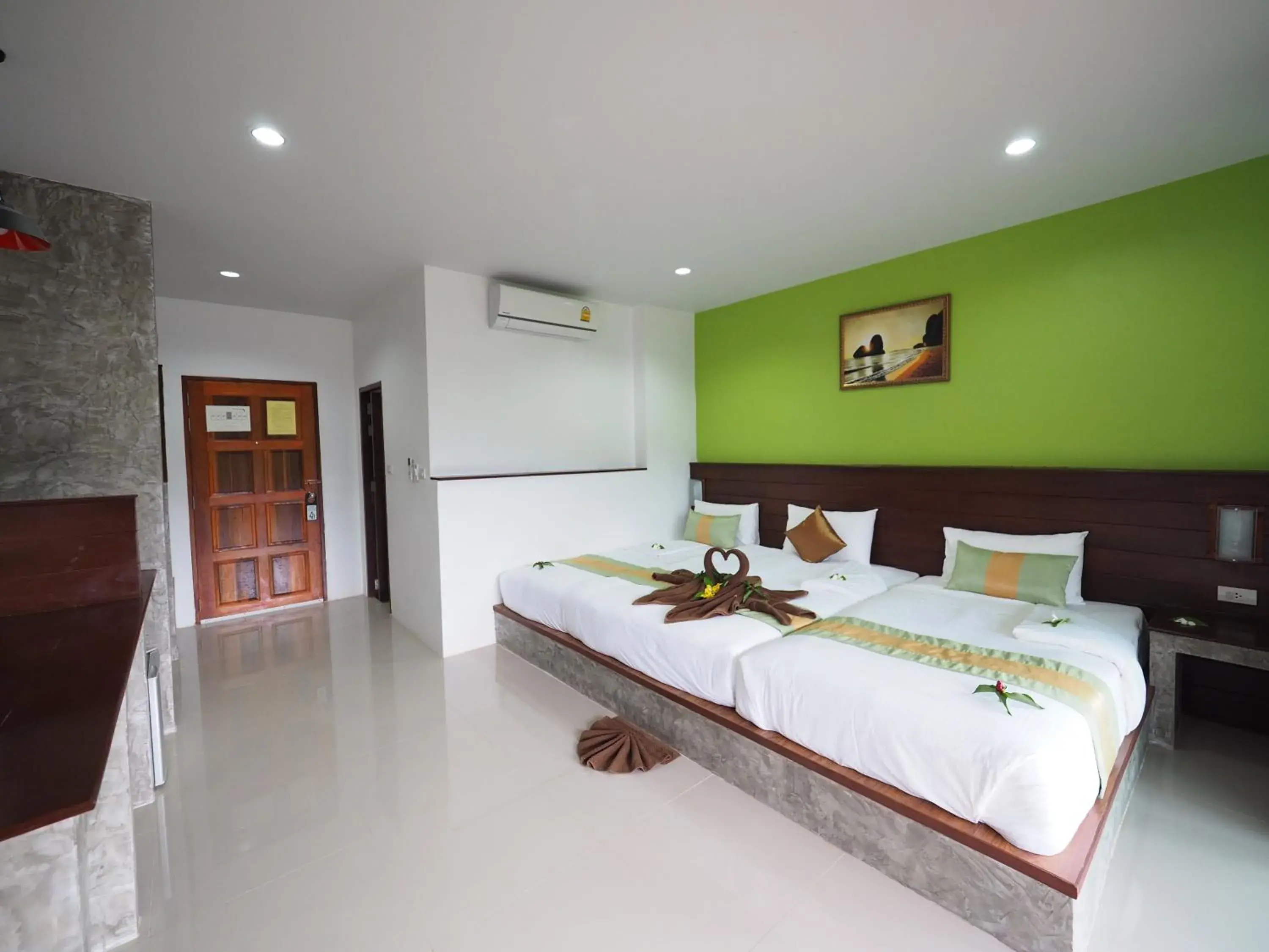 Photo of the whole room, Bed in Hatzanda Lanta Resort - SHA Extra Plus