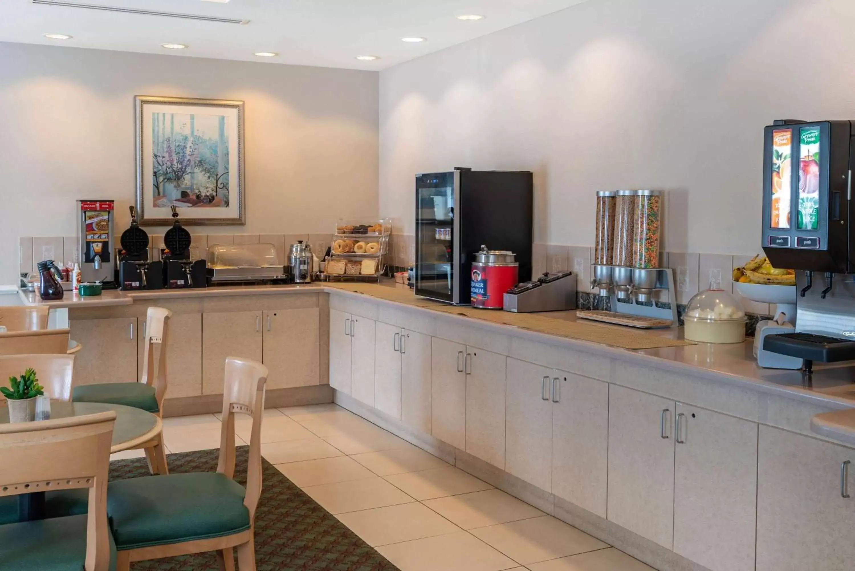Restaurant/places to eat, Kitchen/Kitchenette in La Quinta Inn and Suites Fort Myers I-75