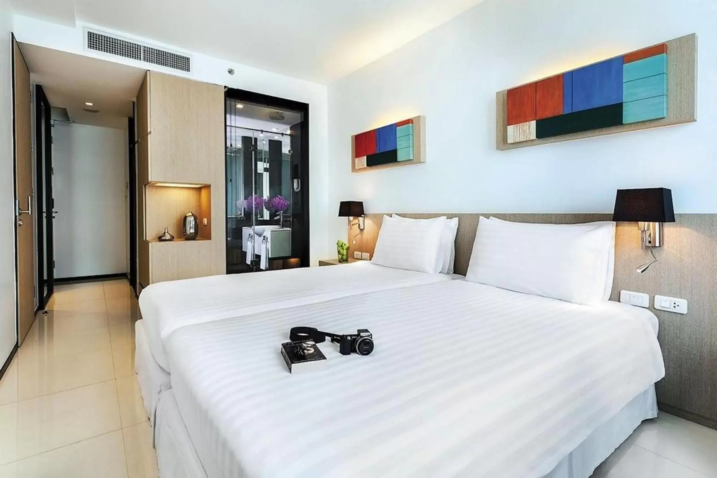 Photo of the whole room, Bed in VIC 3 Bangkok - SHA Plus