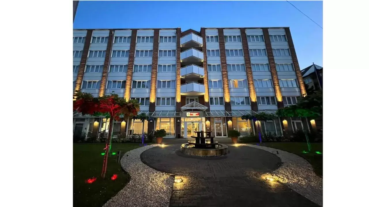 Property Building in Best Western Plus Delta Park Hotel