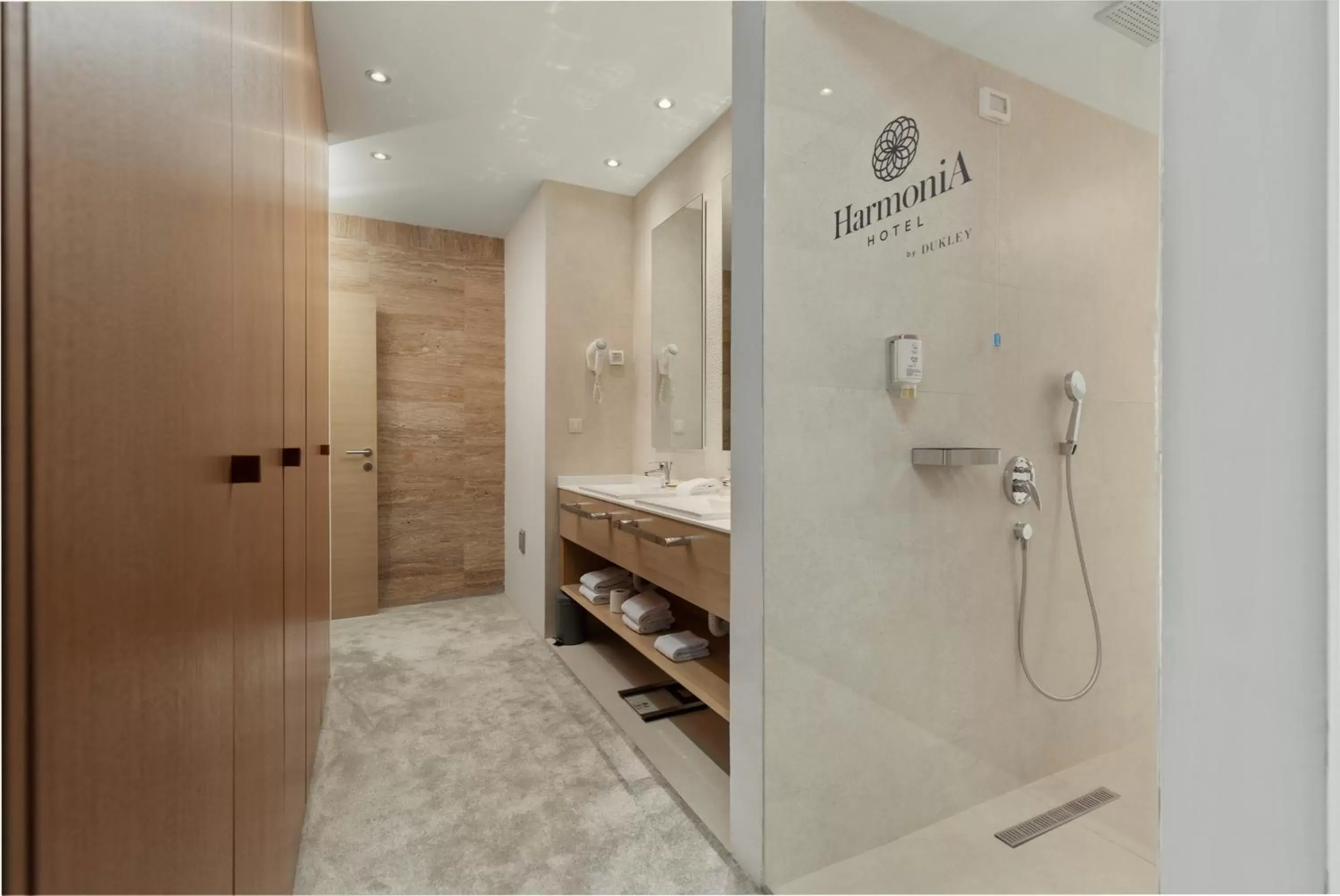 Bathroom in Hotel Harmonia by Dukley