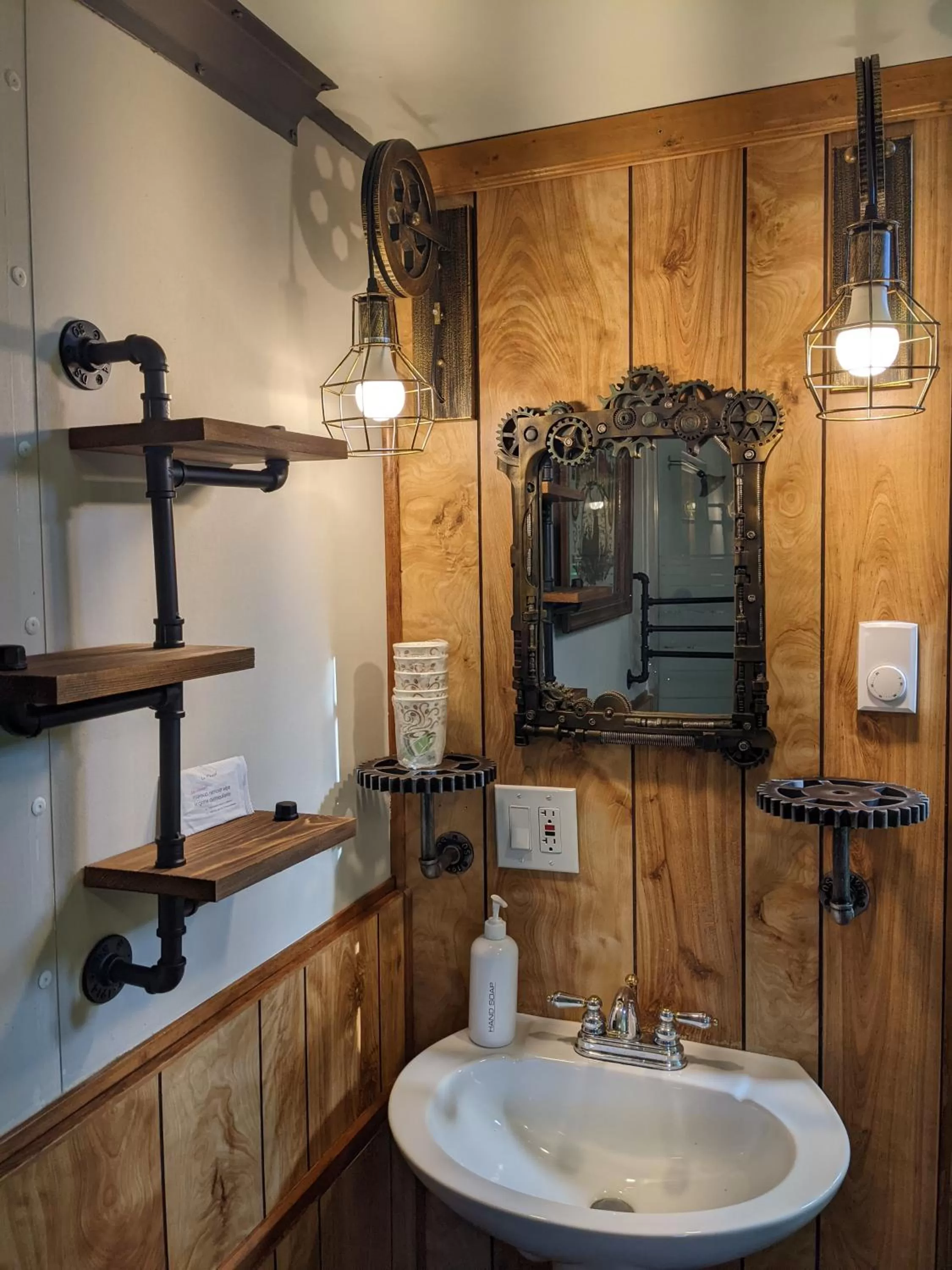 Bathroom in Olympic Railway Inn