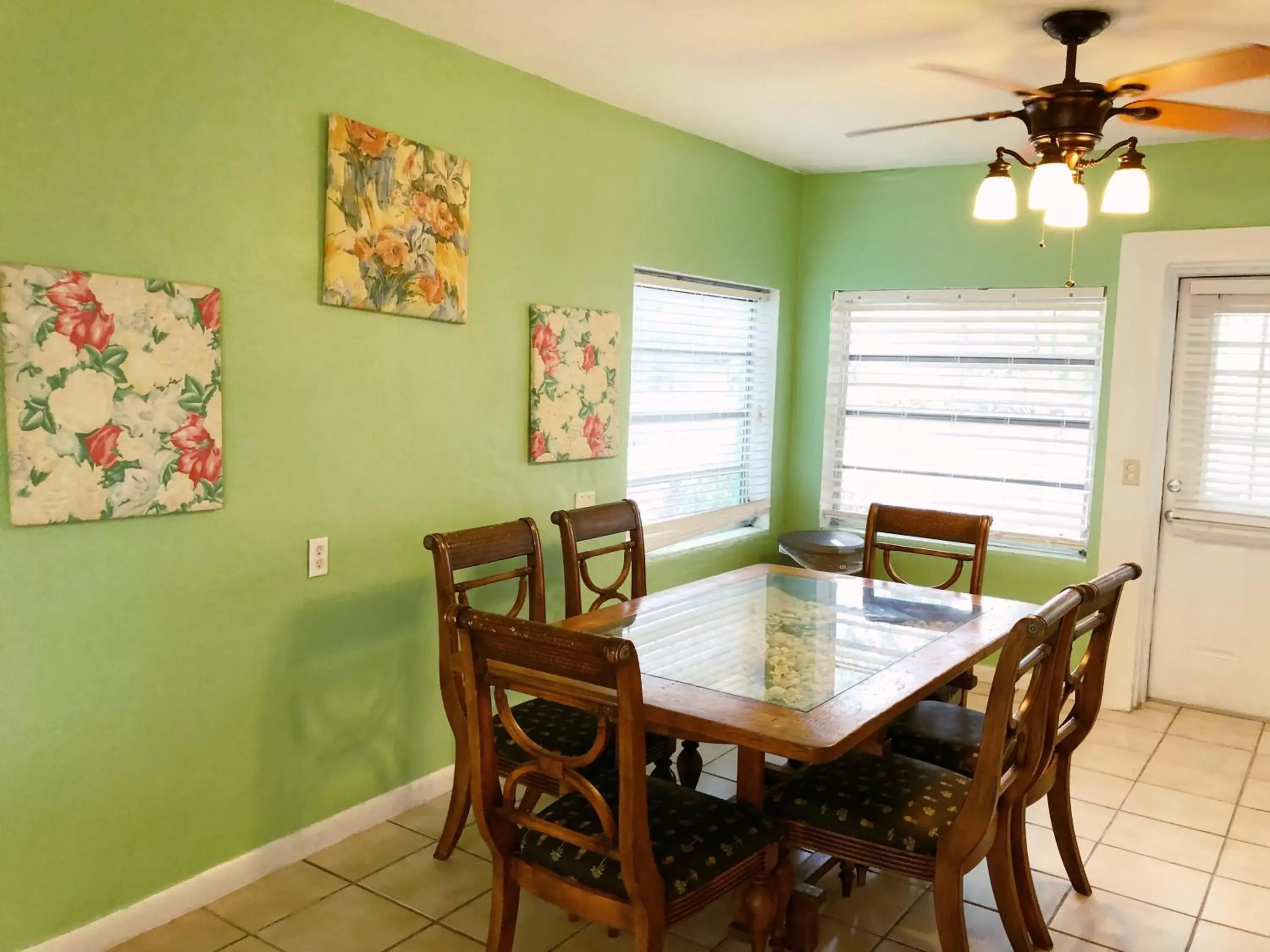 Dining Area in The Pelican Key Largo Cottages