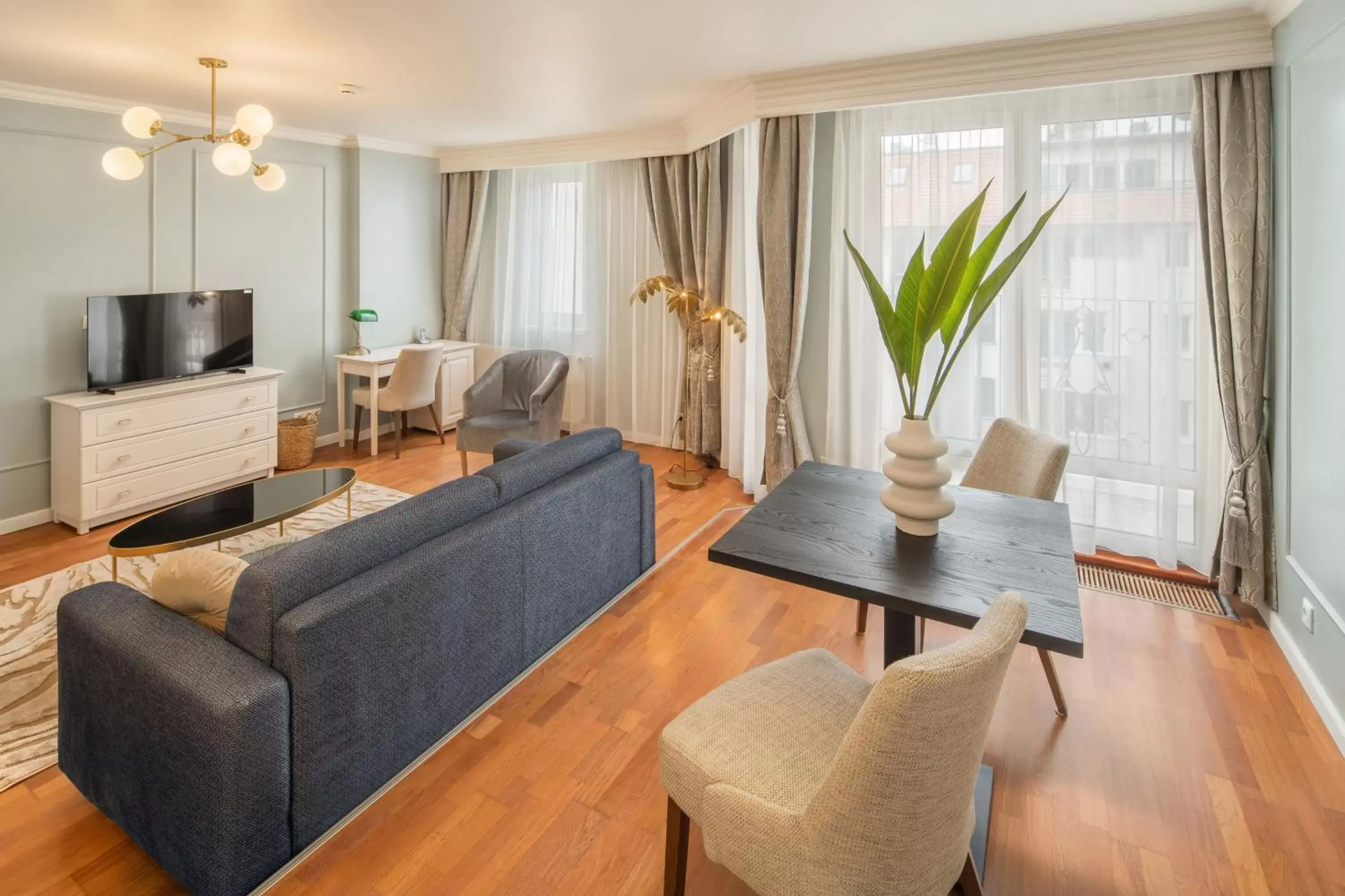 Living room, Seating Area in Queen's Court Hotel & Residence