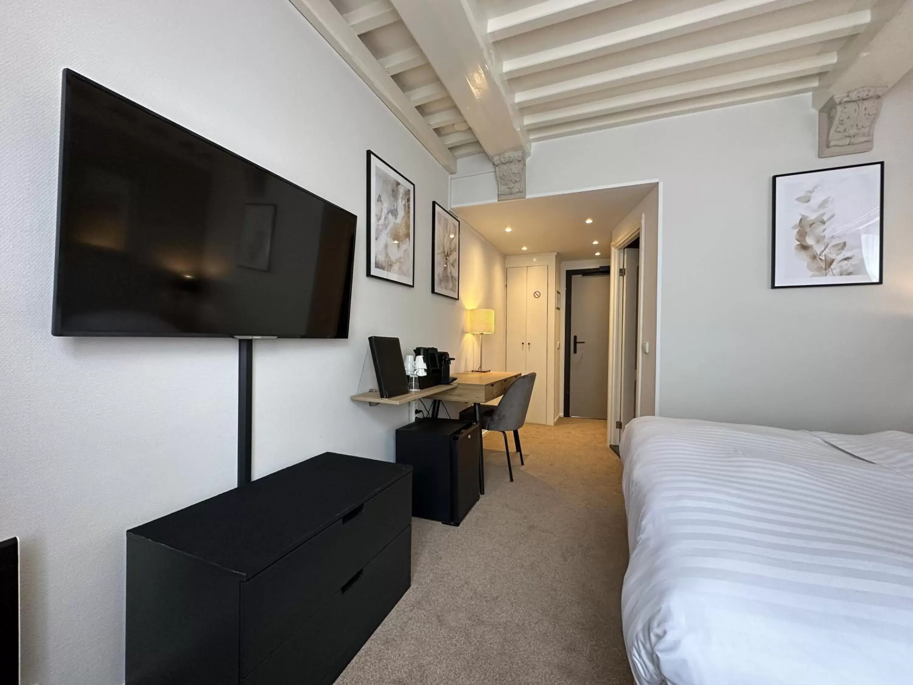 Bedroom, TV/Entertainment Center in Hotel Grand Canal
