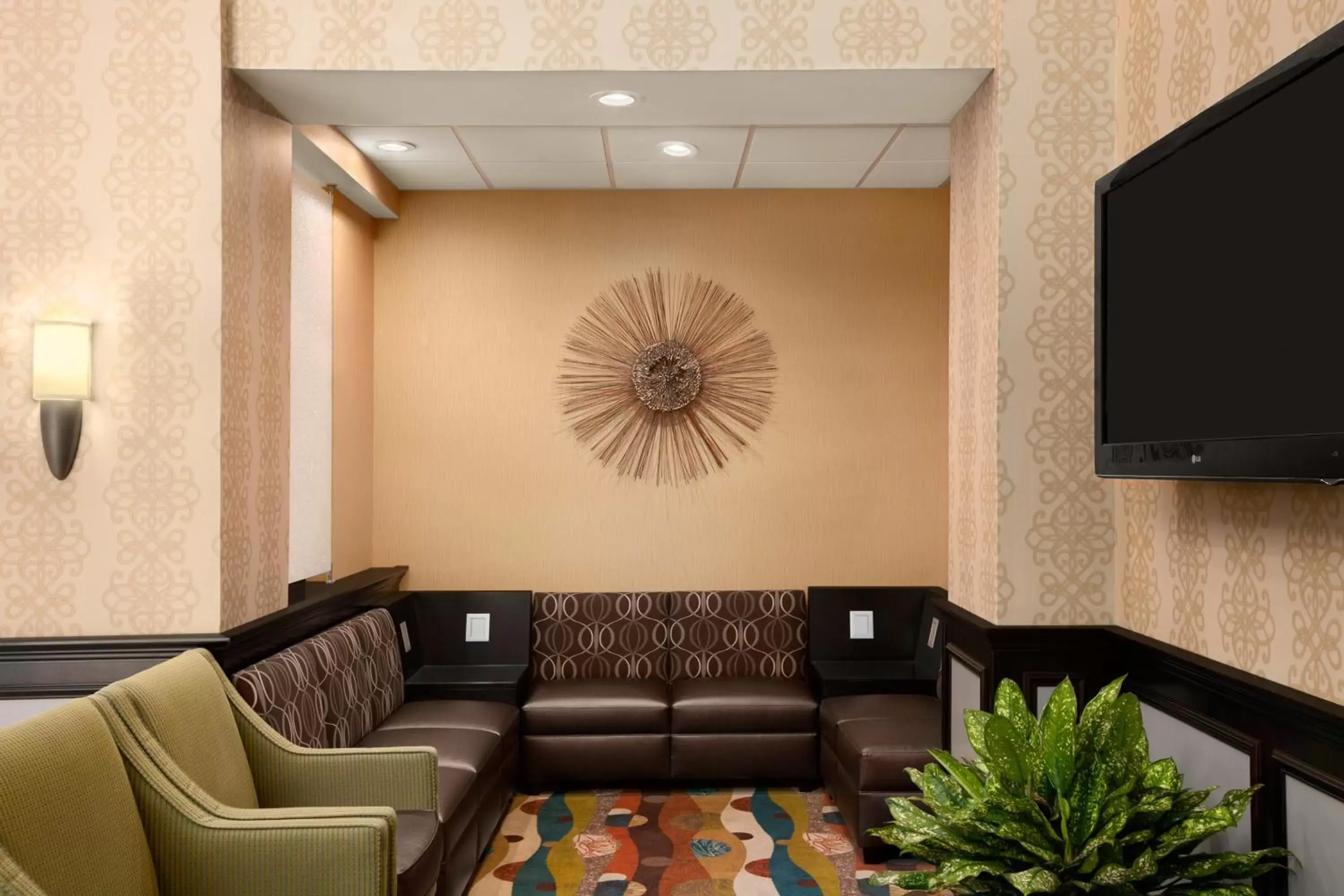 Communal lounge/ TV room, Seating Area in Days Inn by Wyndham Baltimore Inner Harbor