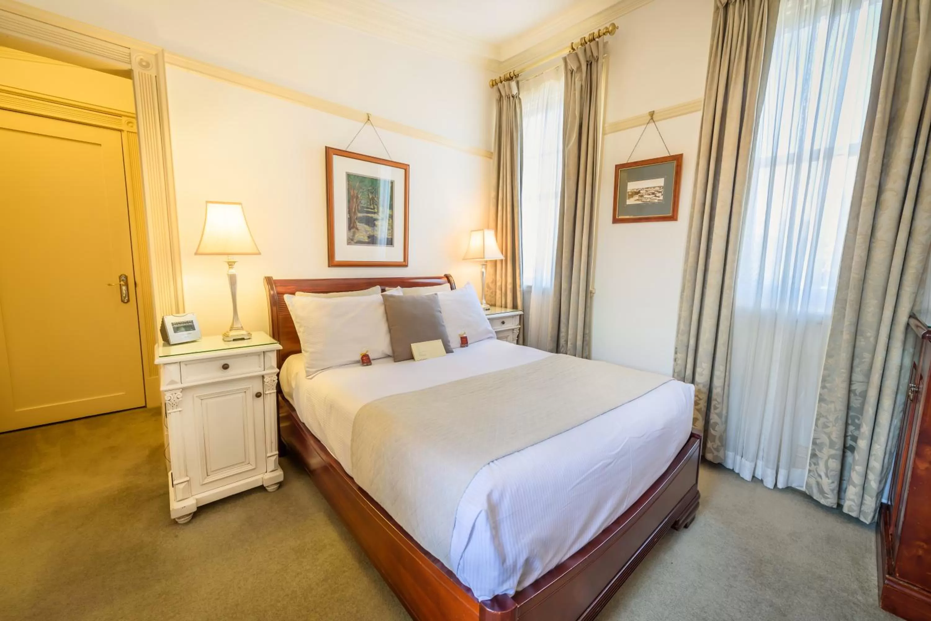 Bed in Cobb & Co Court Boutique Hotel