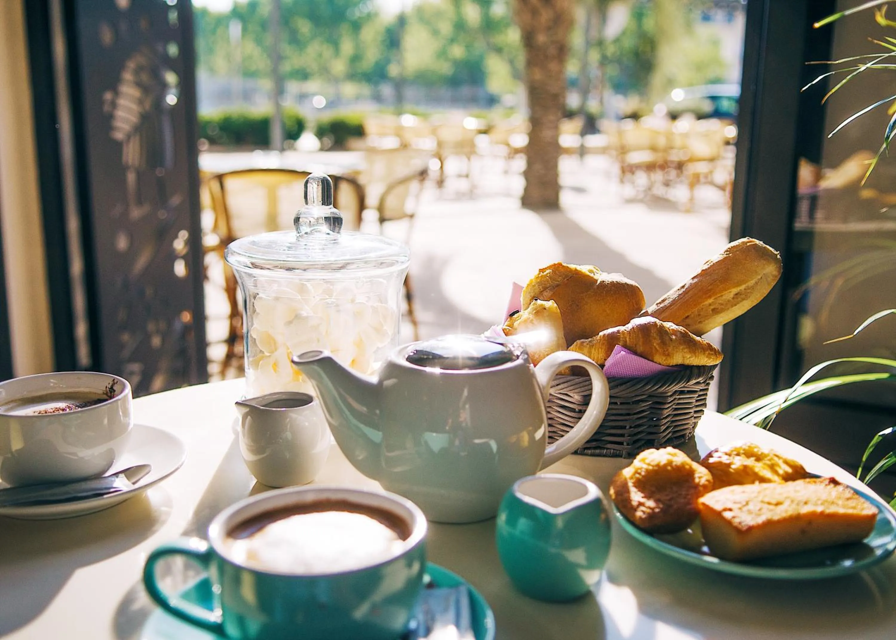 Buffet breakfast in Hôtel le XIX