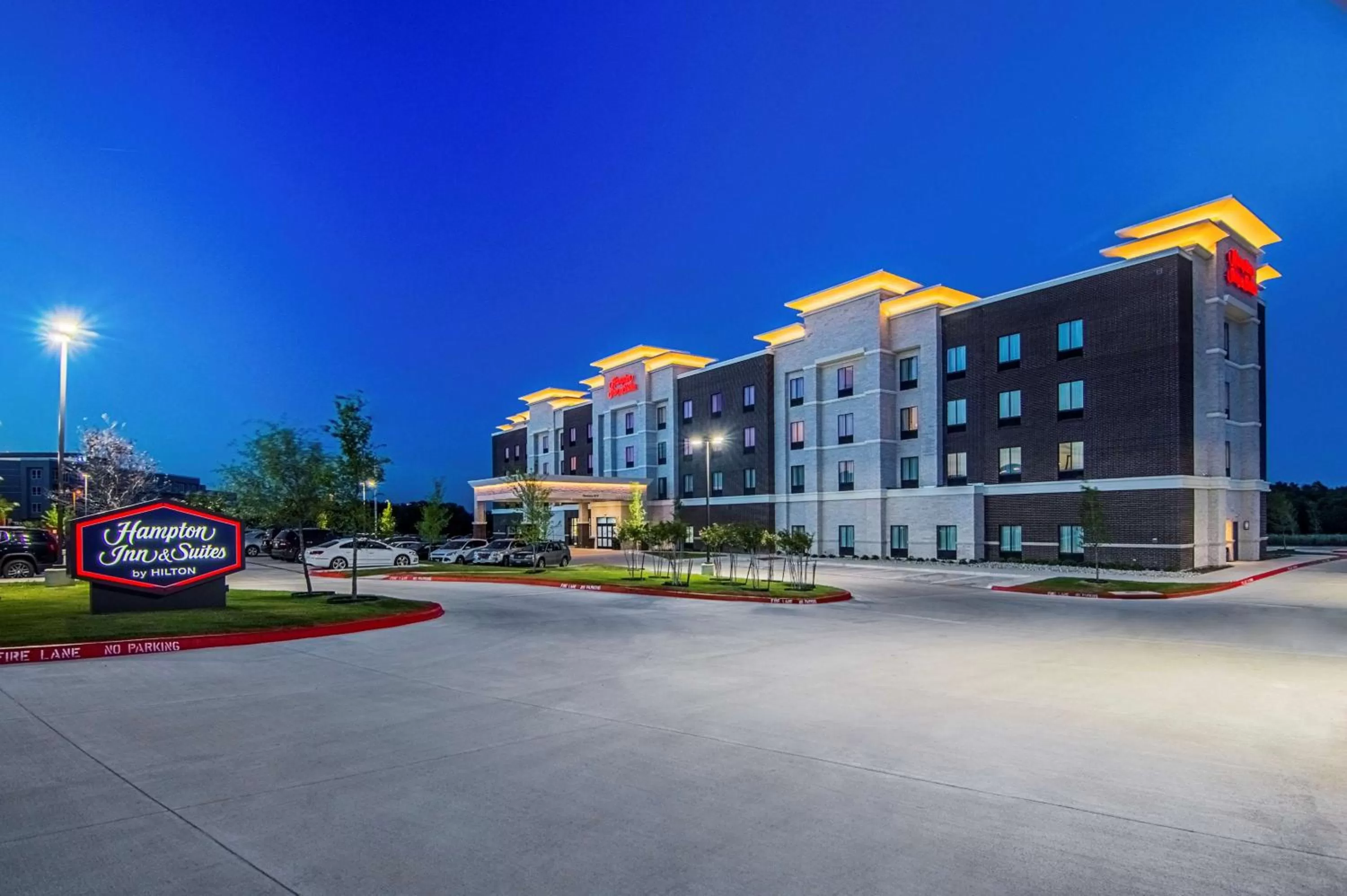 Property building in Hampton Inn & Suites-Dallas/Richardson