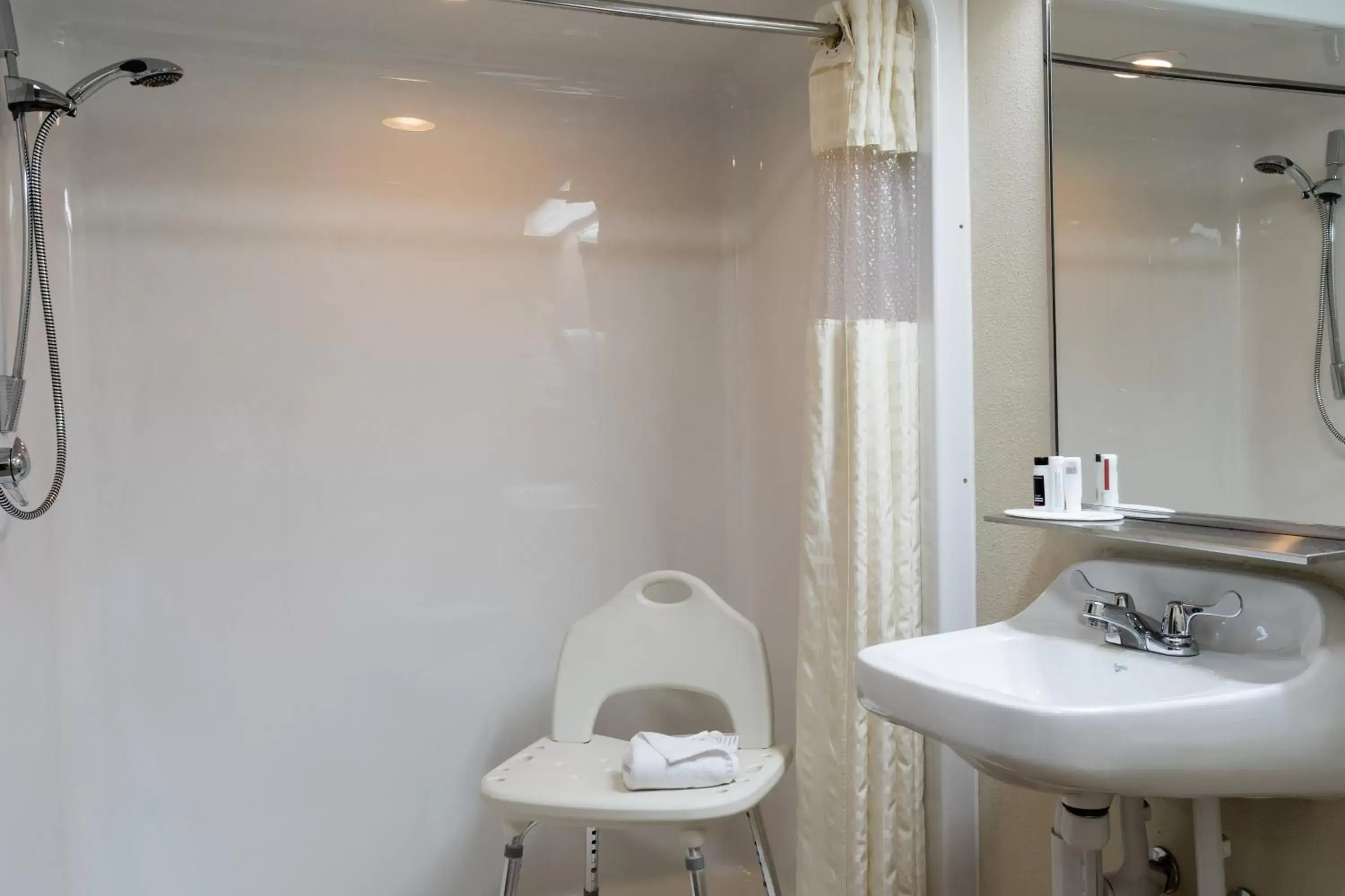 Shower, Bathroom in Pinedale Hotel & Suites