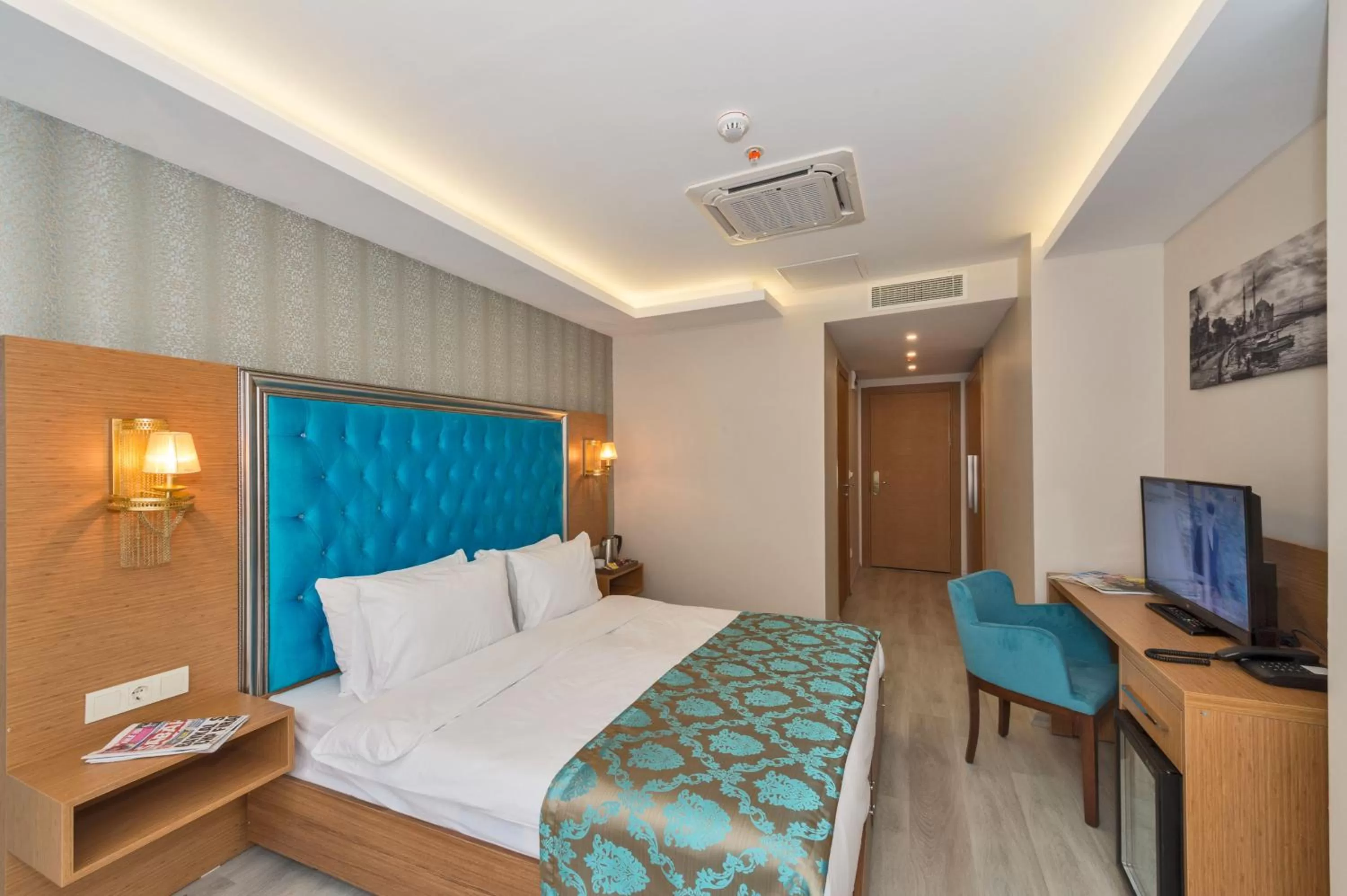 Seating area, Bed in Grand Palace Hotel