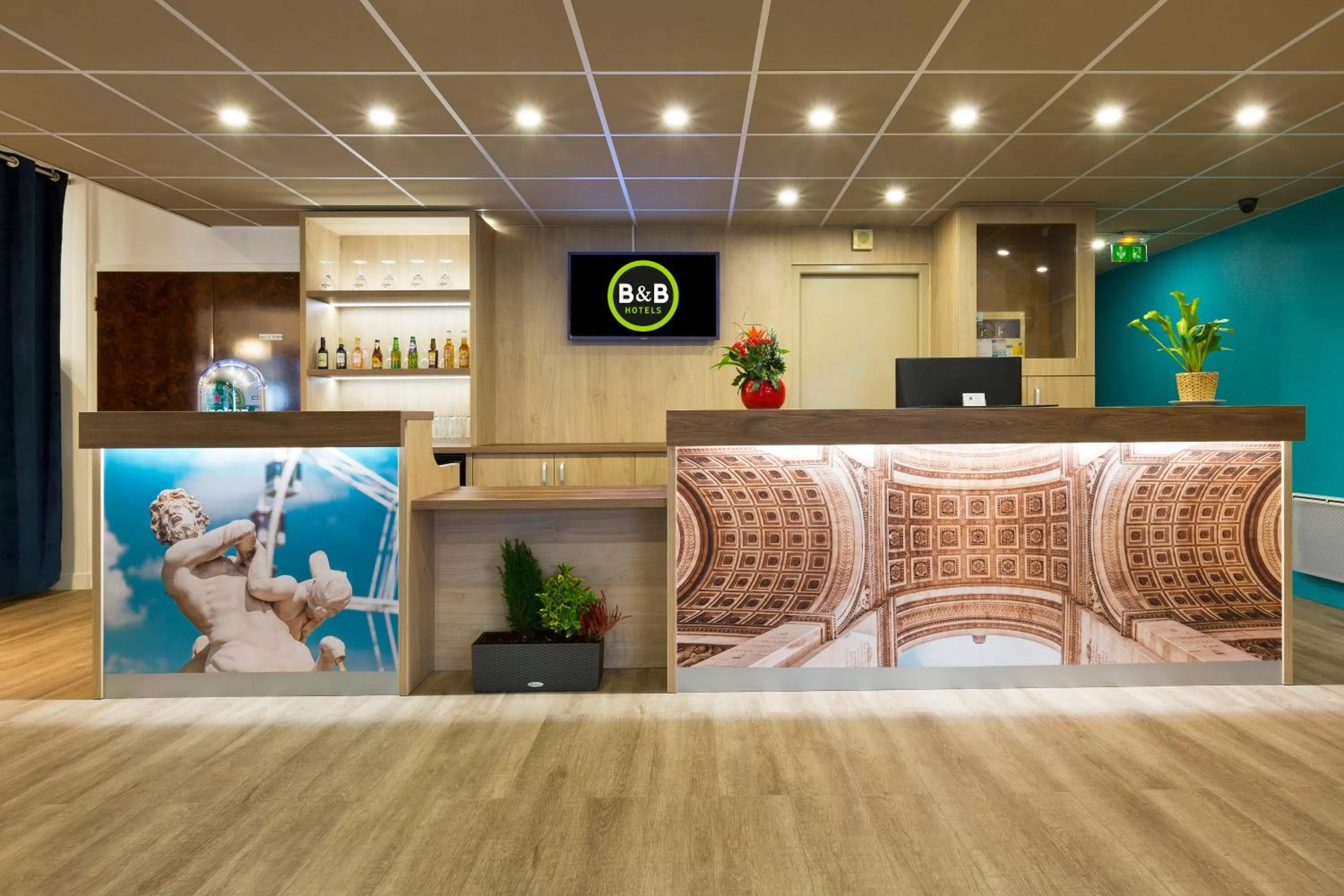 Lobby or reception in B&B HOTEL Marne-la-Vallée Chelles