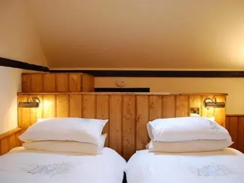 Twin Room with Private Bathroom in The Plume of Feathers