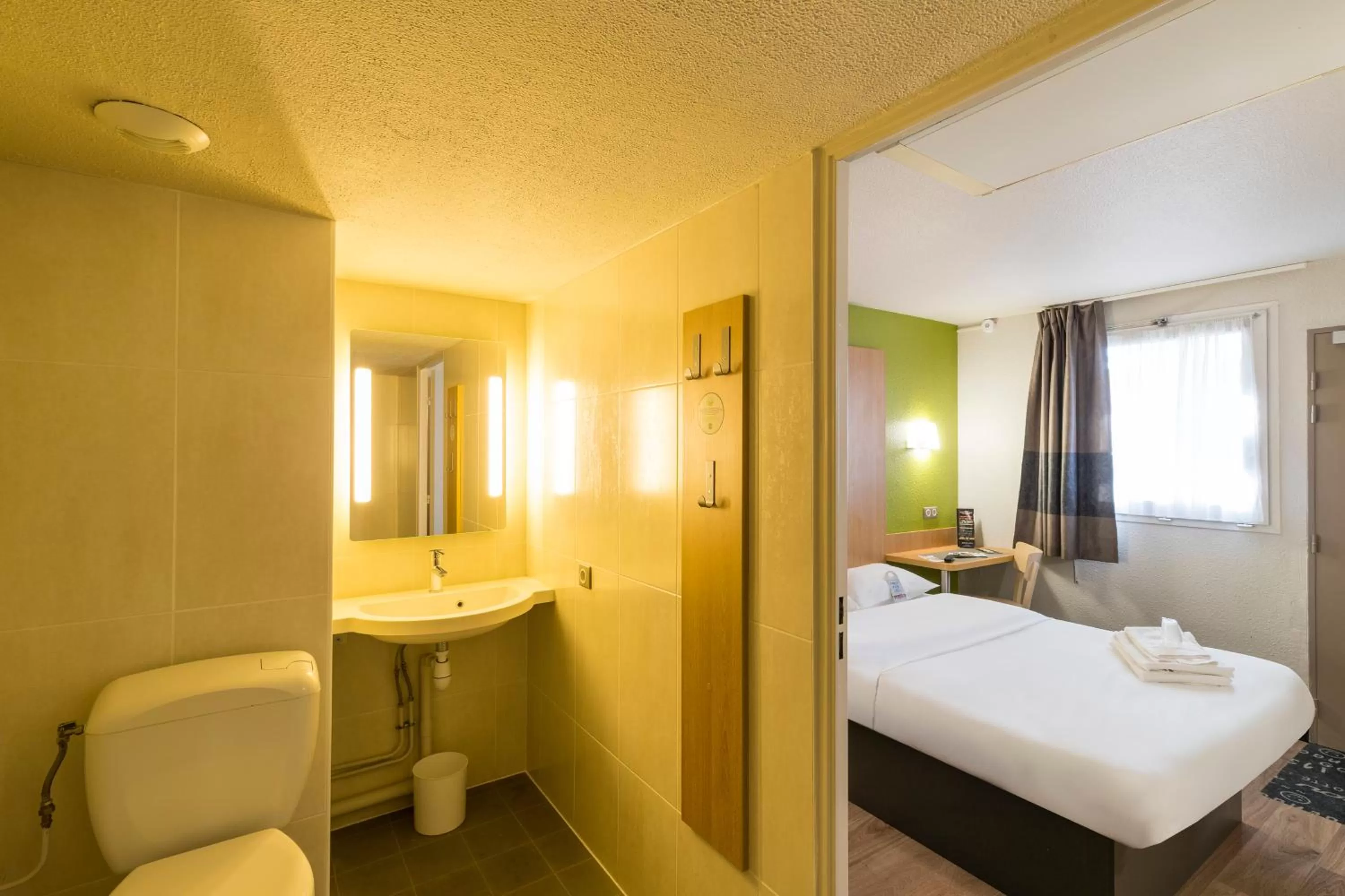 Bedroom, Bed in B&B HOTEL Auxerre Bourgogne