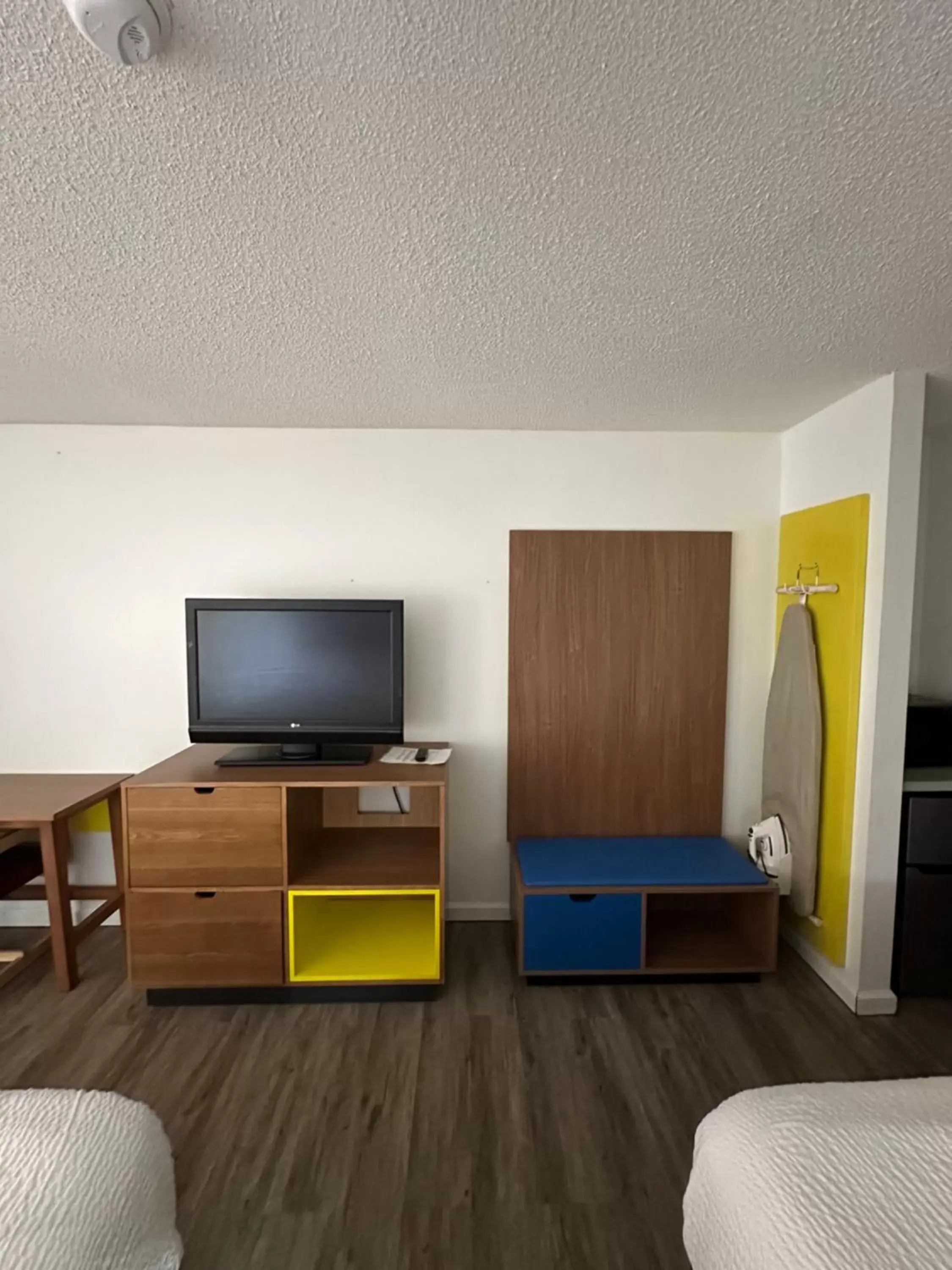 TV/Entertainment Center in Days Inn by Wyndham Decatur Priceville I-65 Exit 334