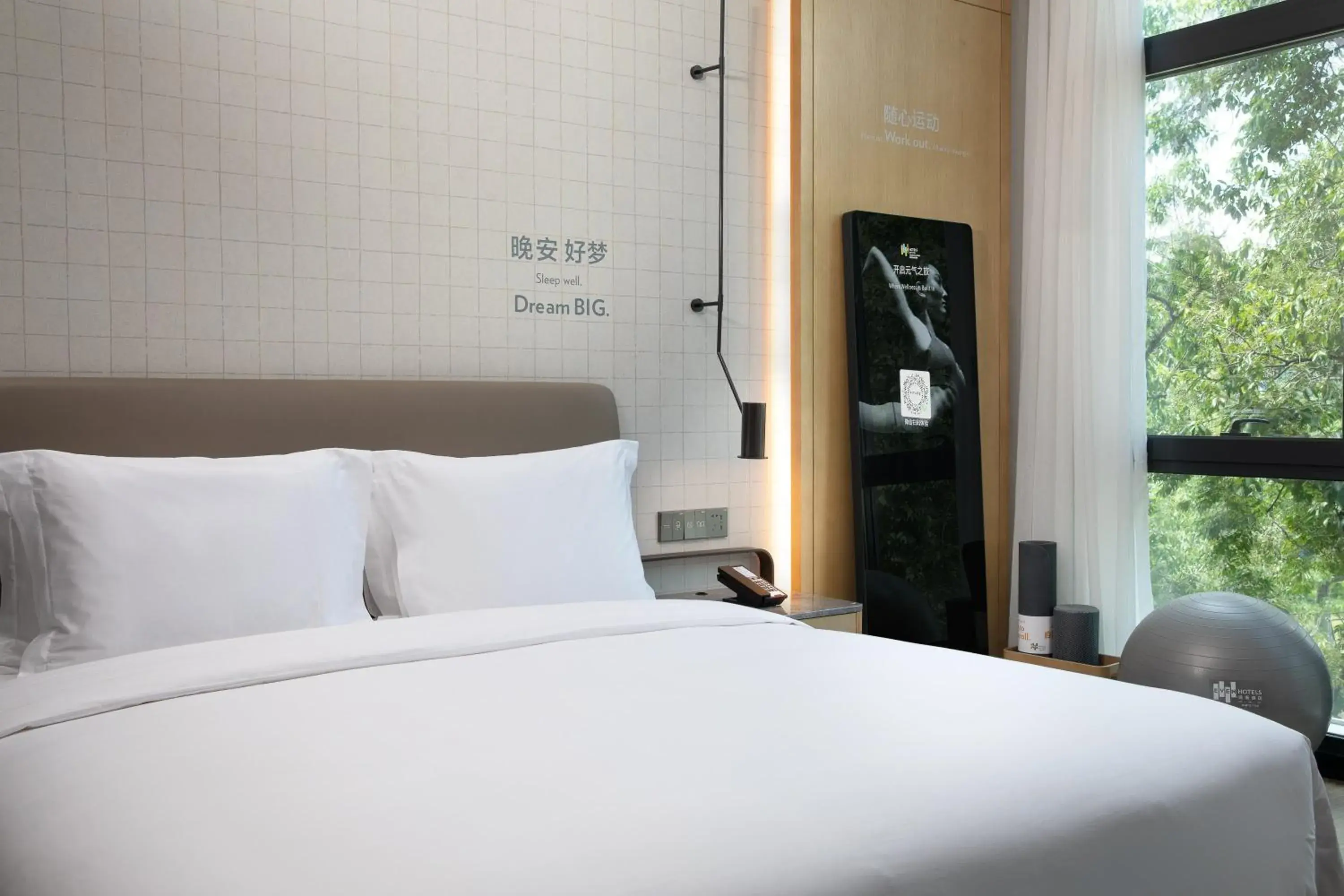 Photo of the whole room, Bed in EVEN Hotel Shenzhen Nanshan, an IHG Hotel