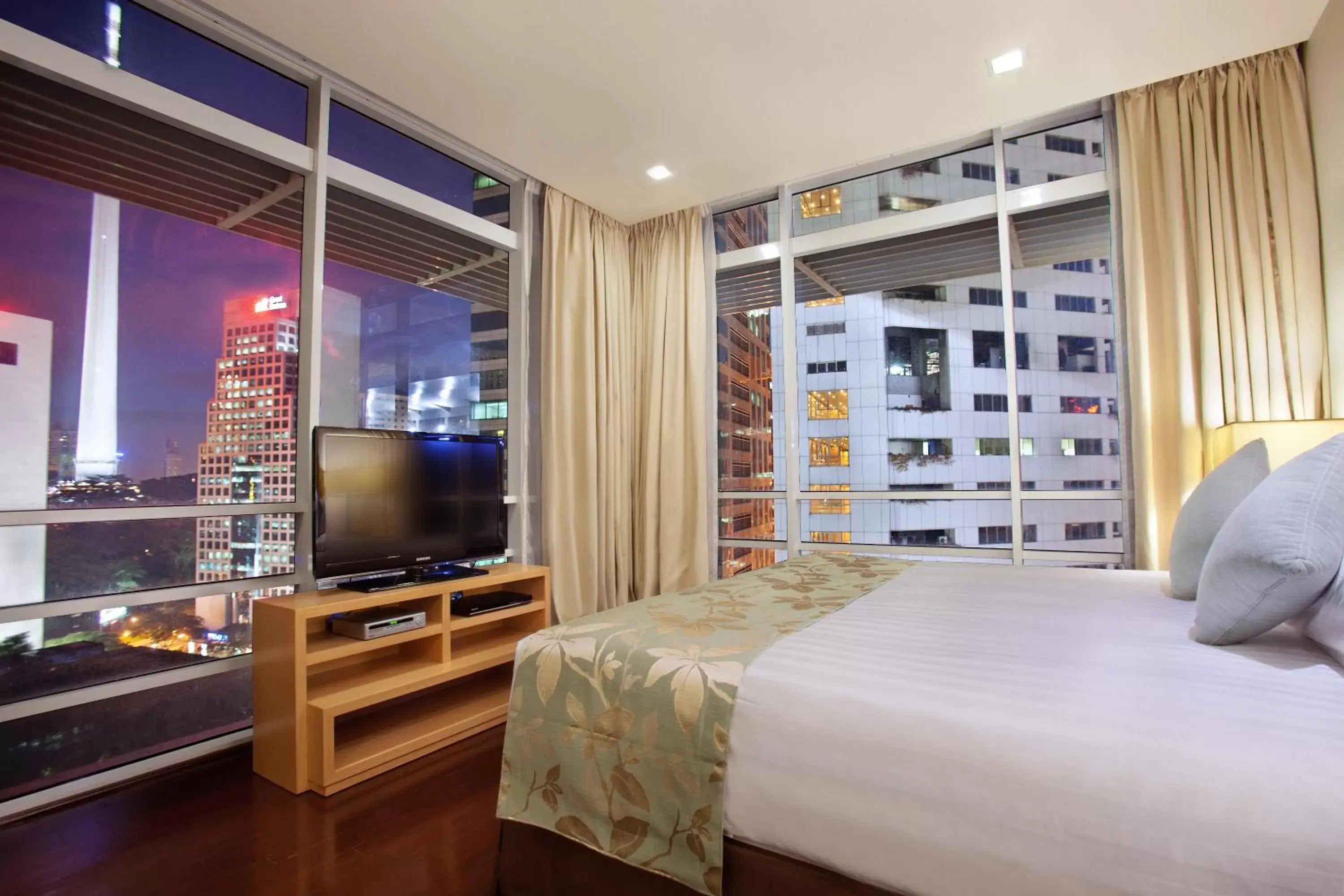 Bed, TV/Entertainment Center in PARKROYAL Serviced Suites Kuala Lumpur