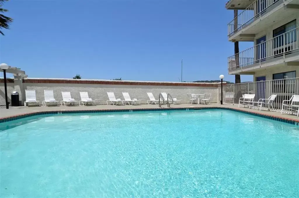 Swimming Pool in Motel 6-Fairfield, CA - Napa Valley