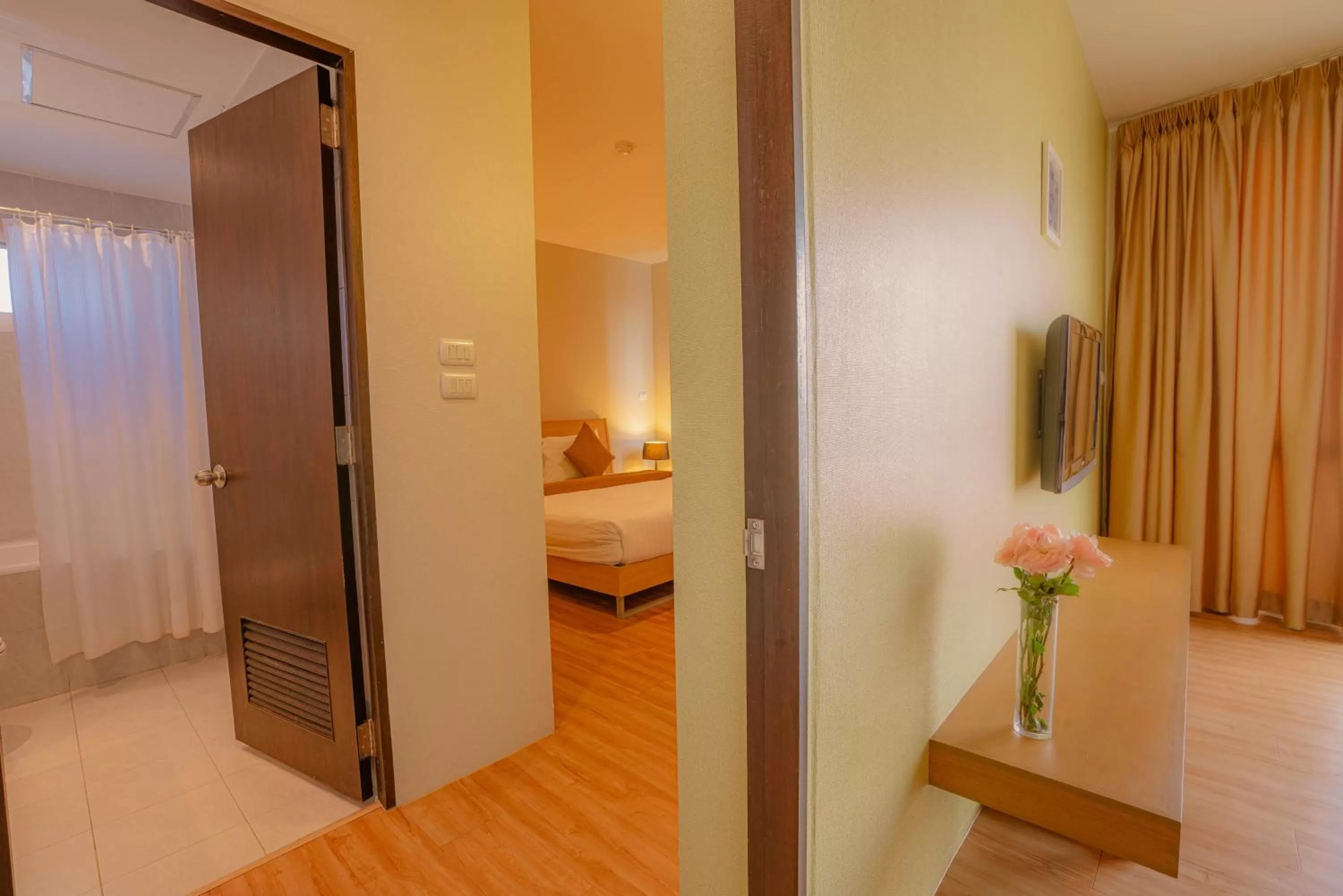 Photo of the whole room, Bed in Peace Land Khaosan