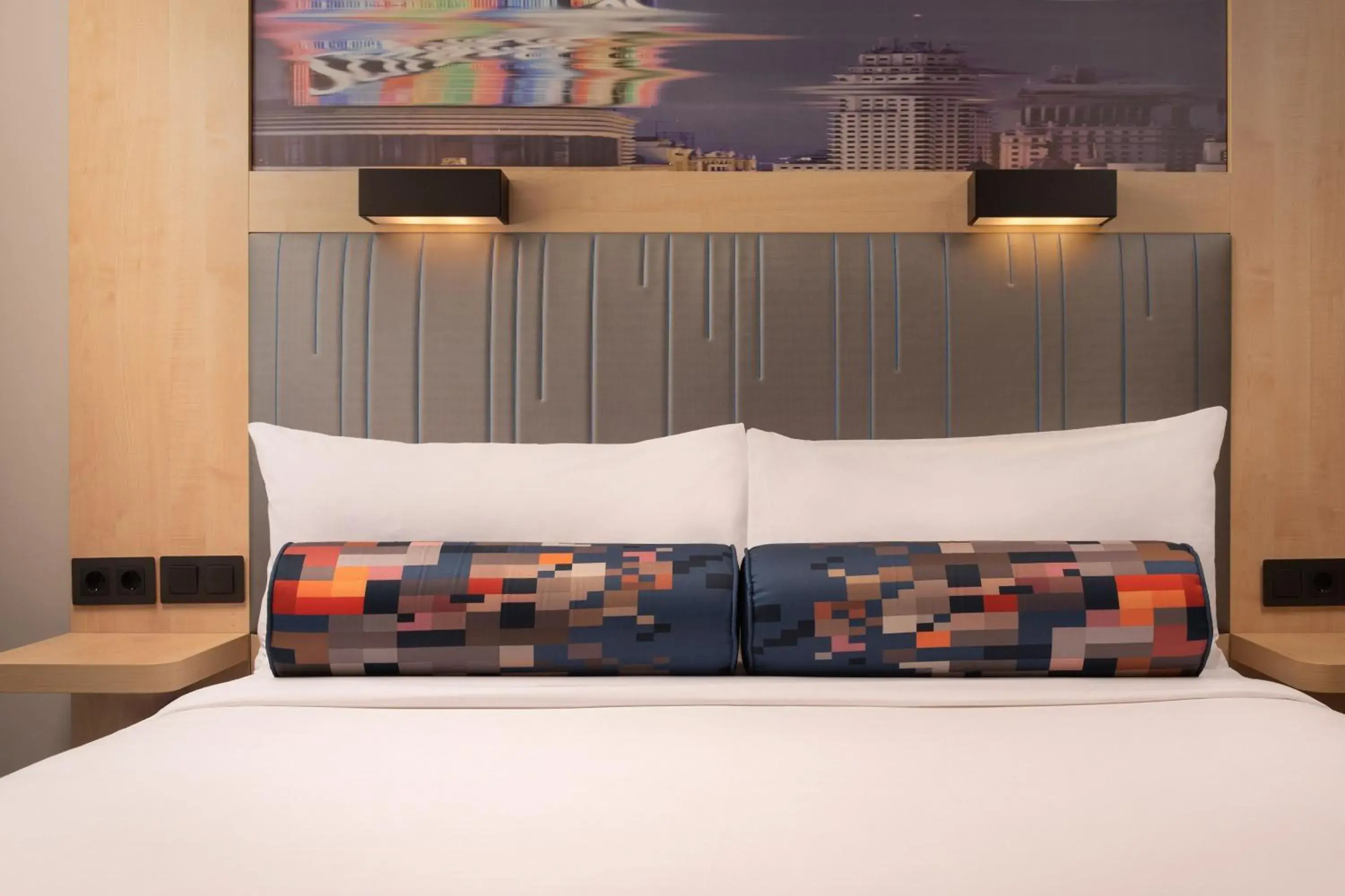 Photo of the whole room, Bed in Aloft Madrid Gran Via