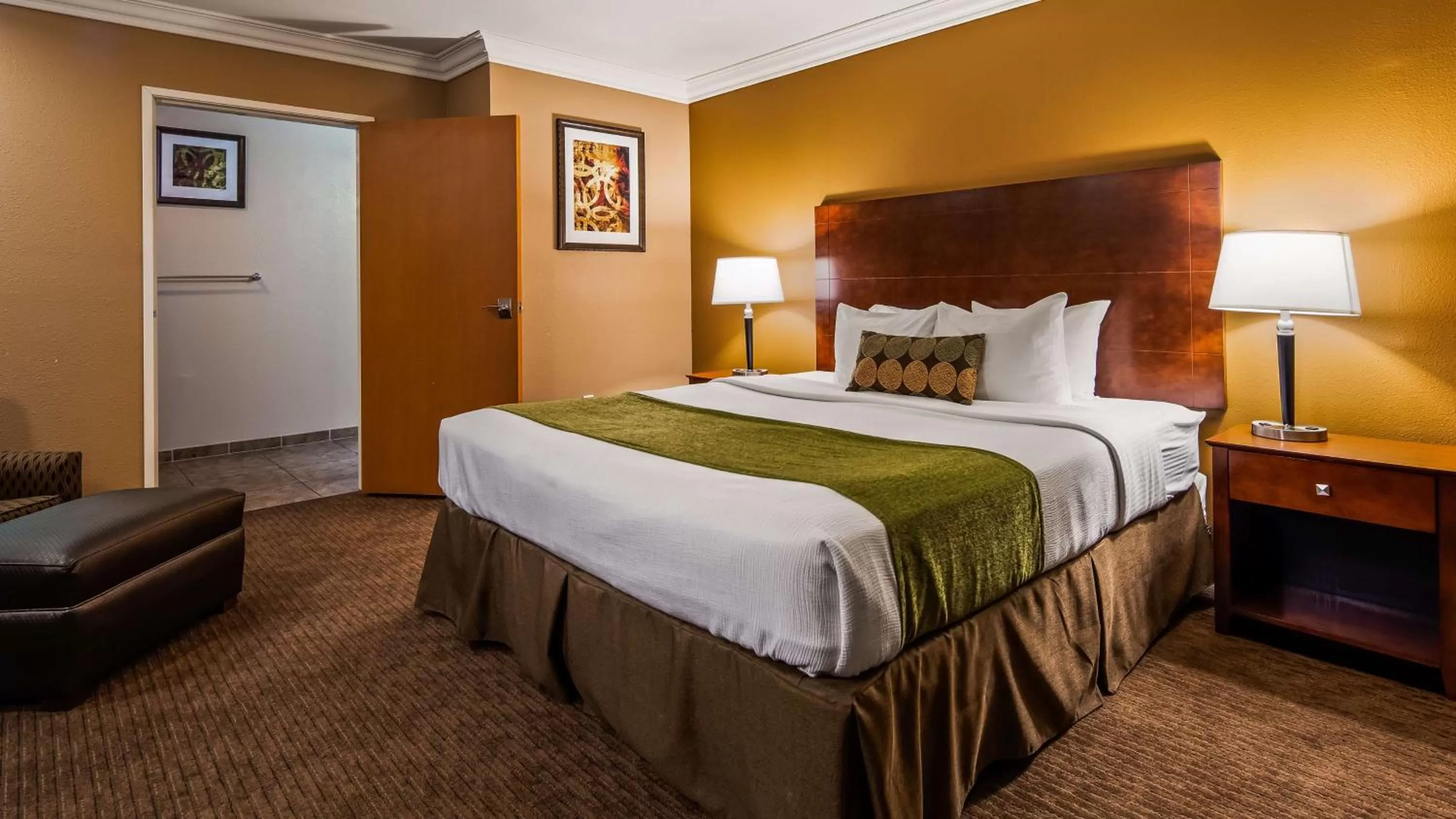 Photo of the whole room, Bed in Best Western Rose Quartz Inn