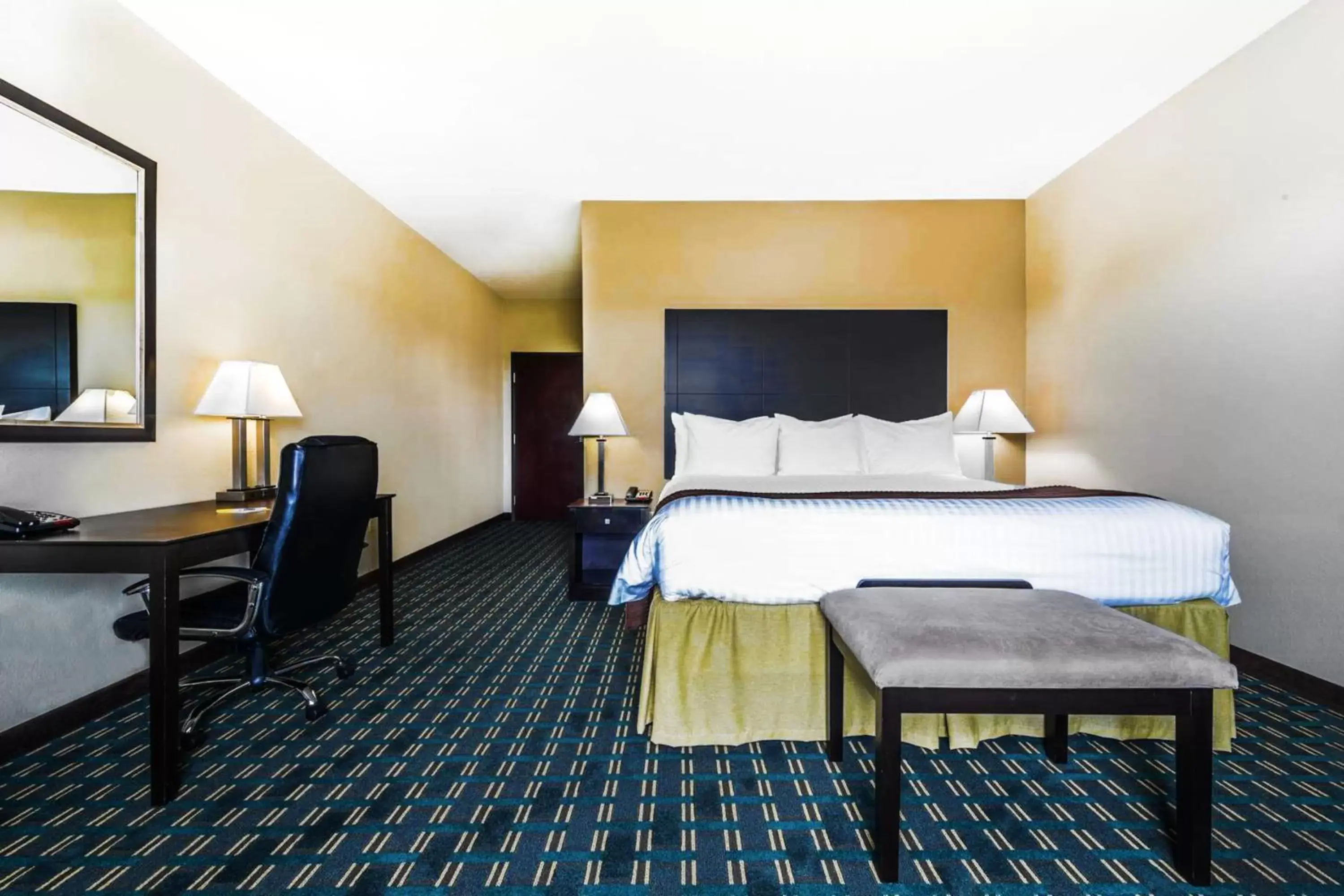 Photo of the whole room, Bed in Days Inn & Suites by Wyndham Mineral Wells