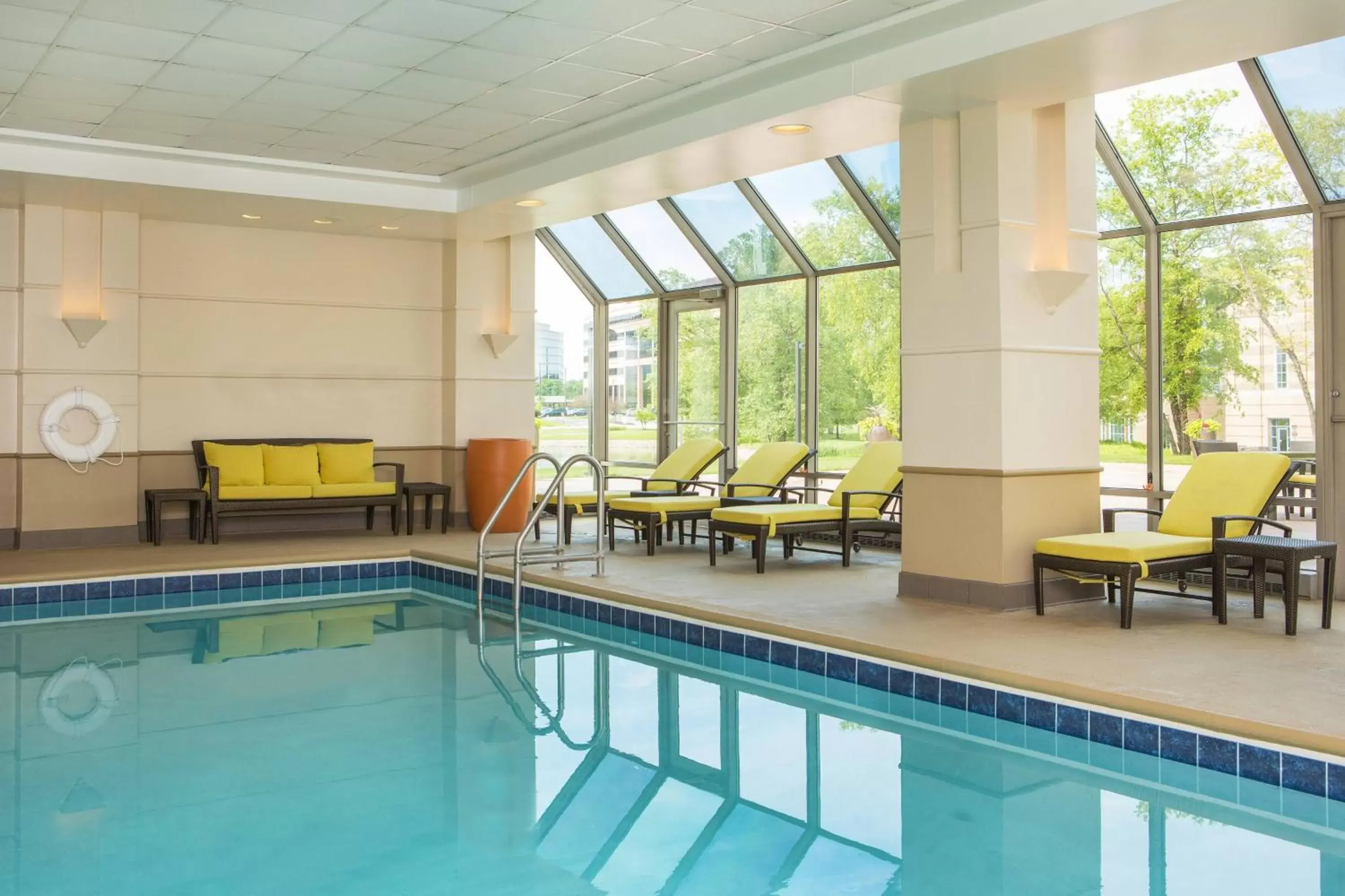 Swimming Pool in Sheraton Suites Chicago Elk Grove