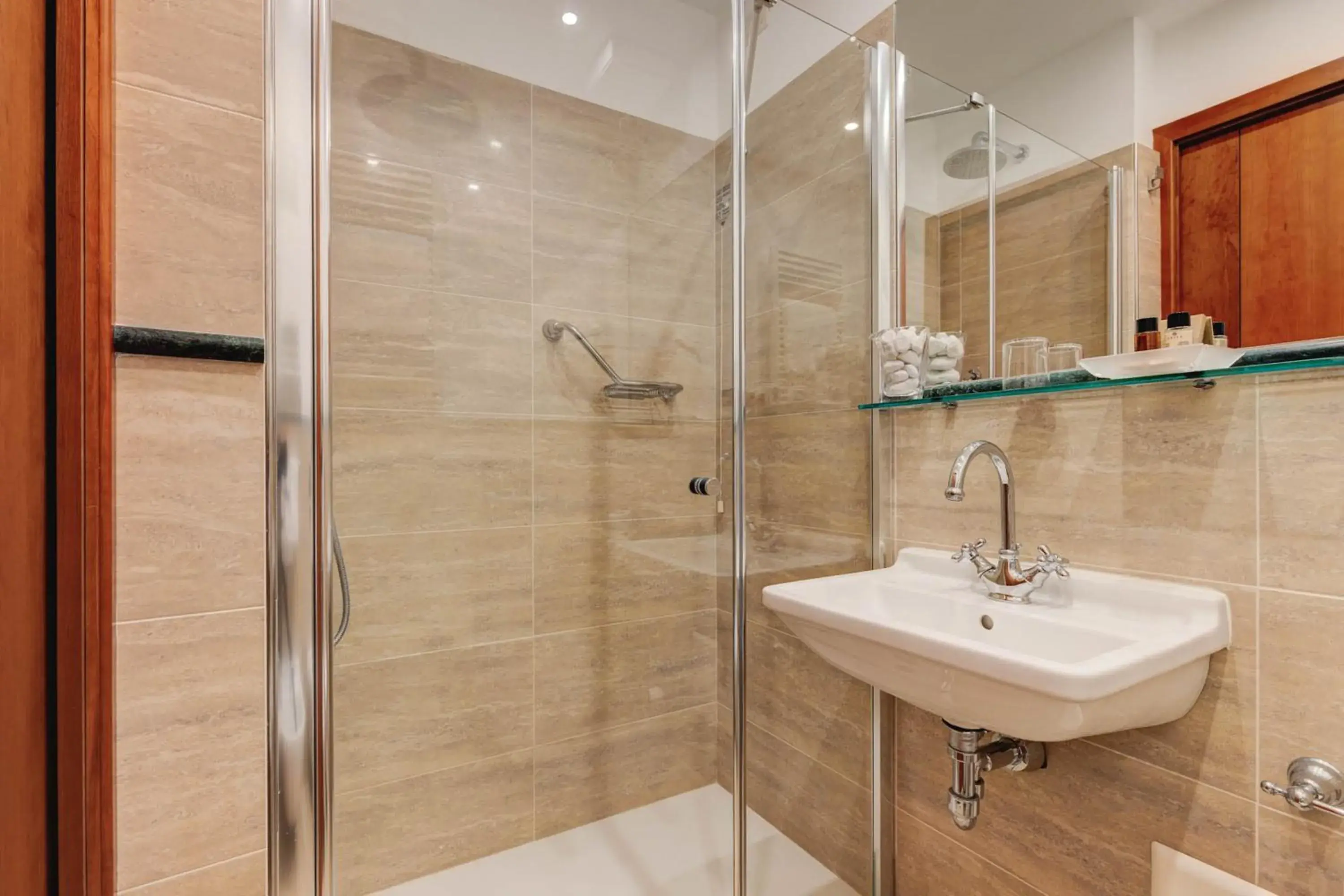 Shower, Bathroom in Hotel Continental