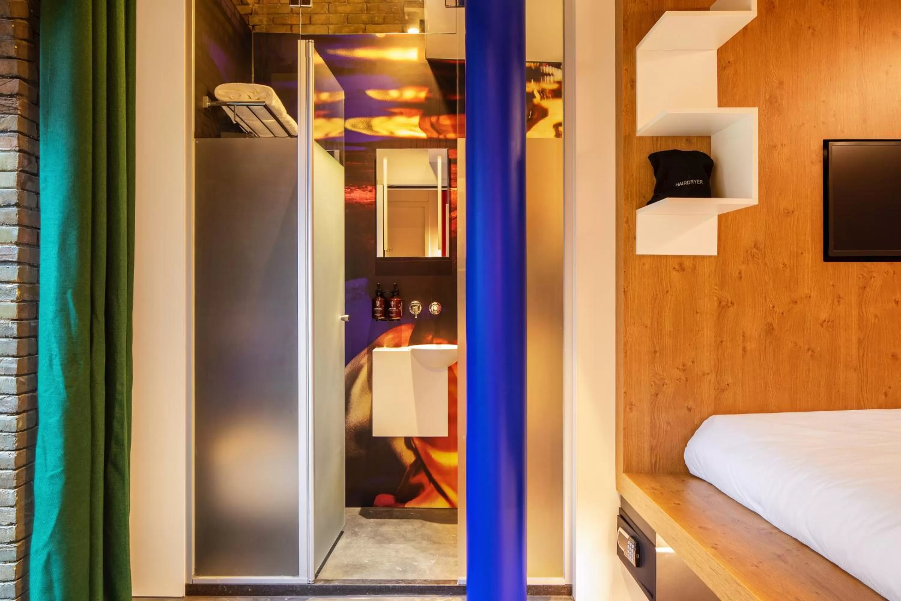 Bathroom, Bed in Bunk Hotel Amsterdam