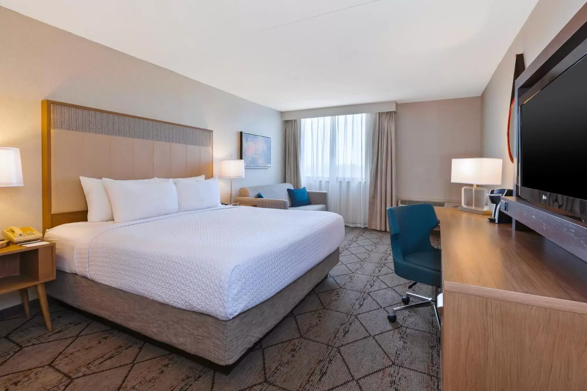 Bedroom, TV/Entertainment Center in Crowne Plaza Columbus North - Worthington, an IHG Hotel