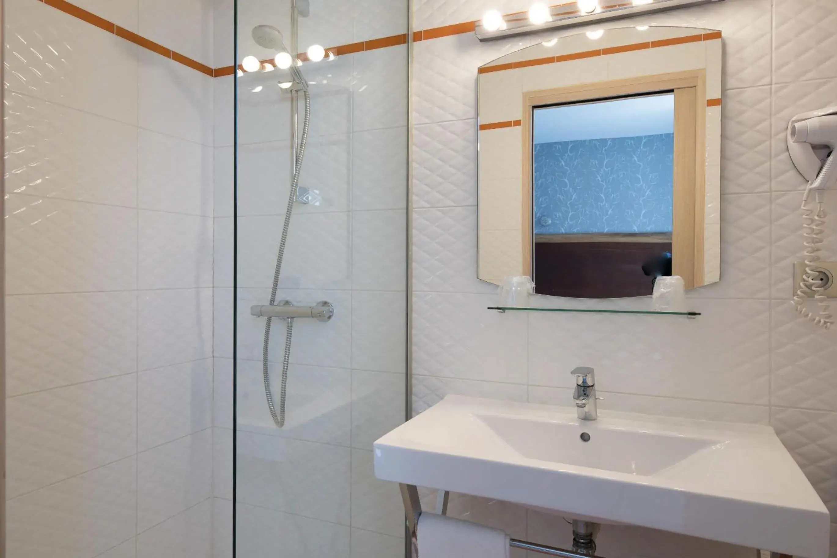 Shower, Bathroom in Hôtel Cosmopolitain
