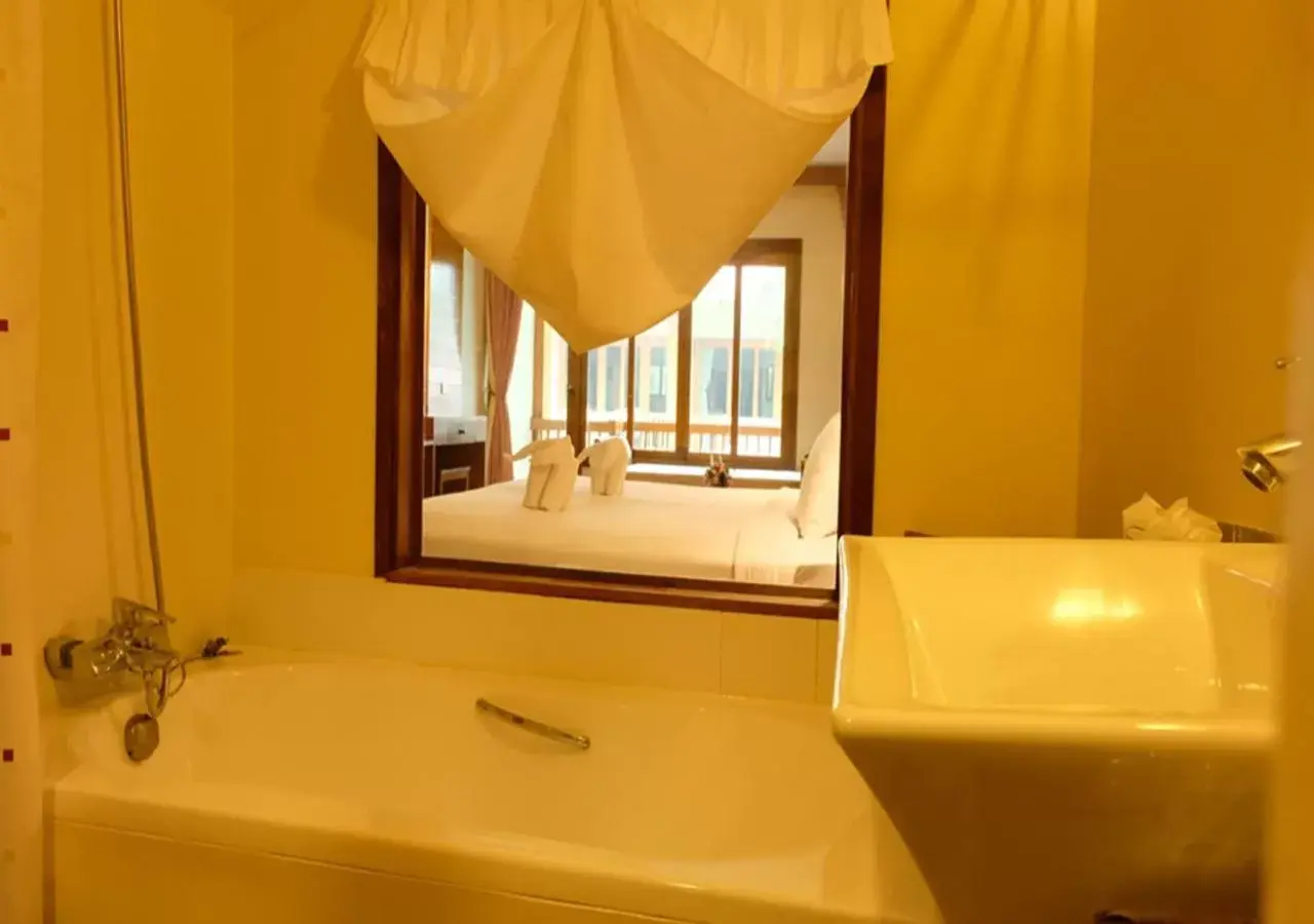 Shower, Bathroom in Vieng Mantra Hotel