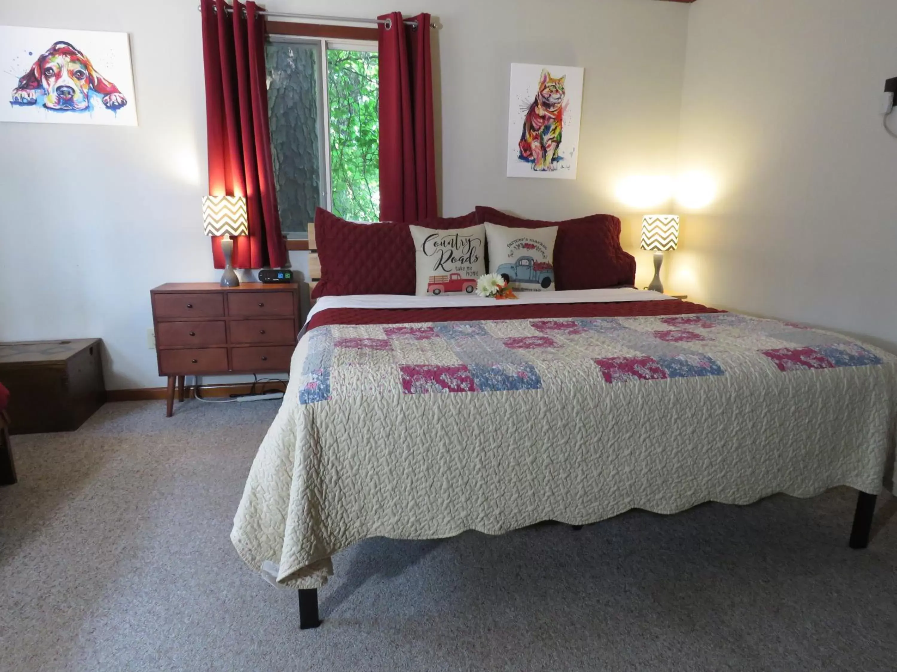 Bedroom, Bed in Tall Pines Inn