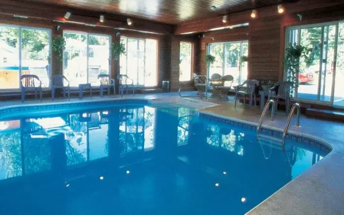 Swimming Pool in Classic Inn