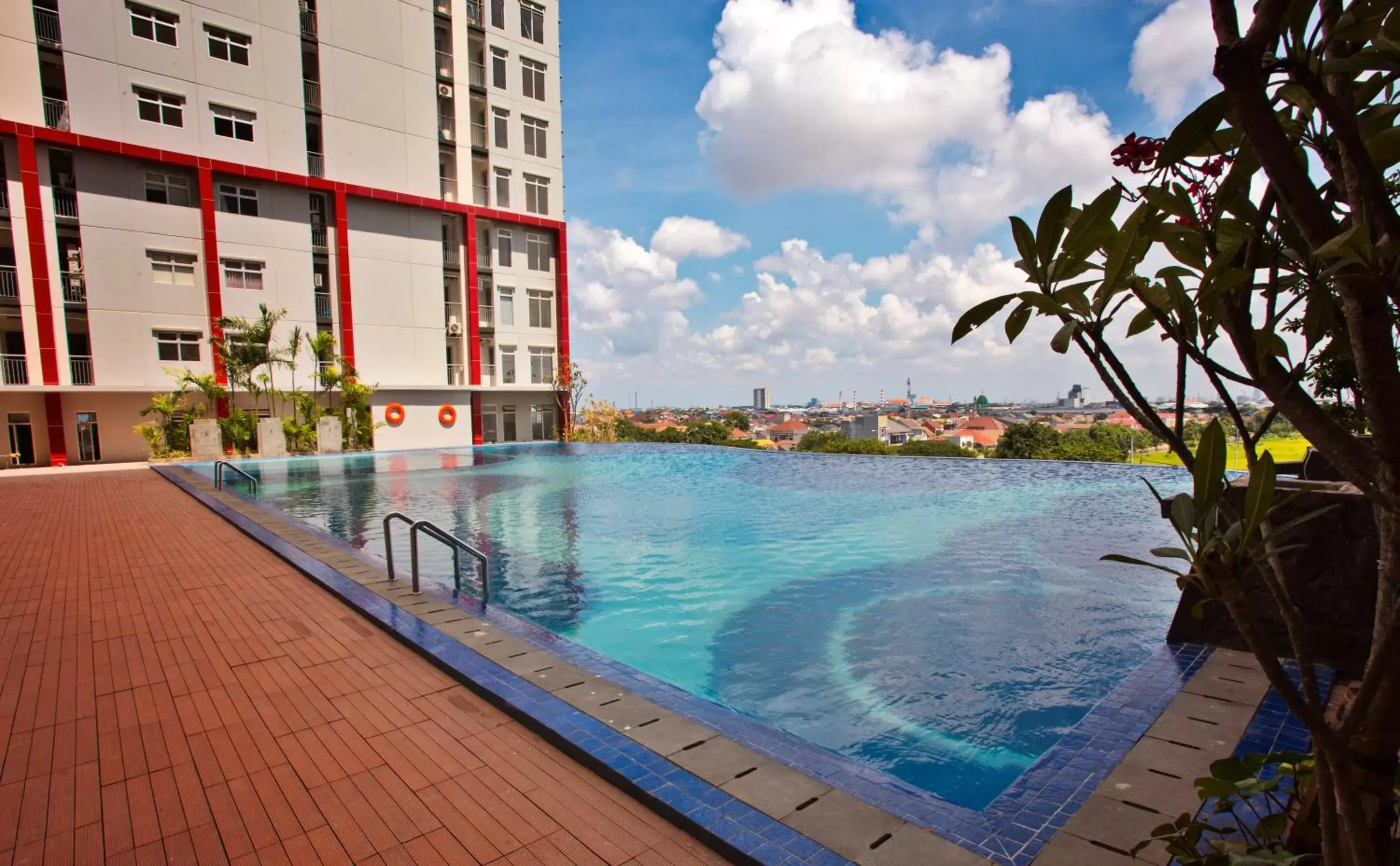 Swimming Pool in Hotel Gunawangsa MERR