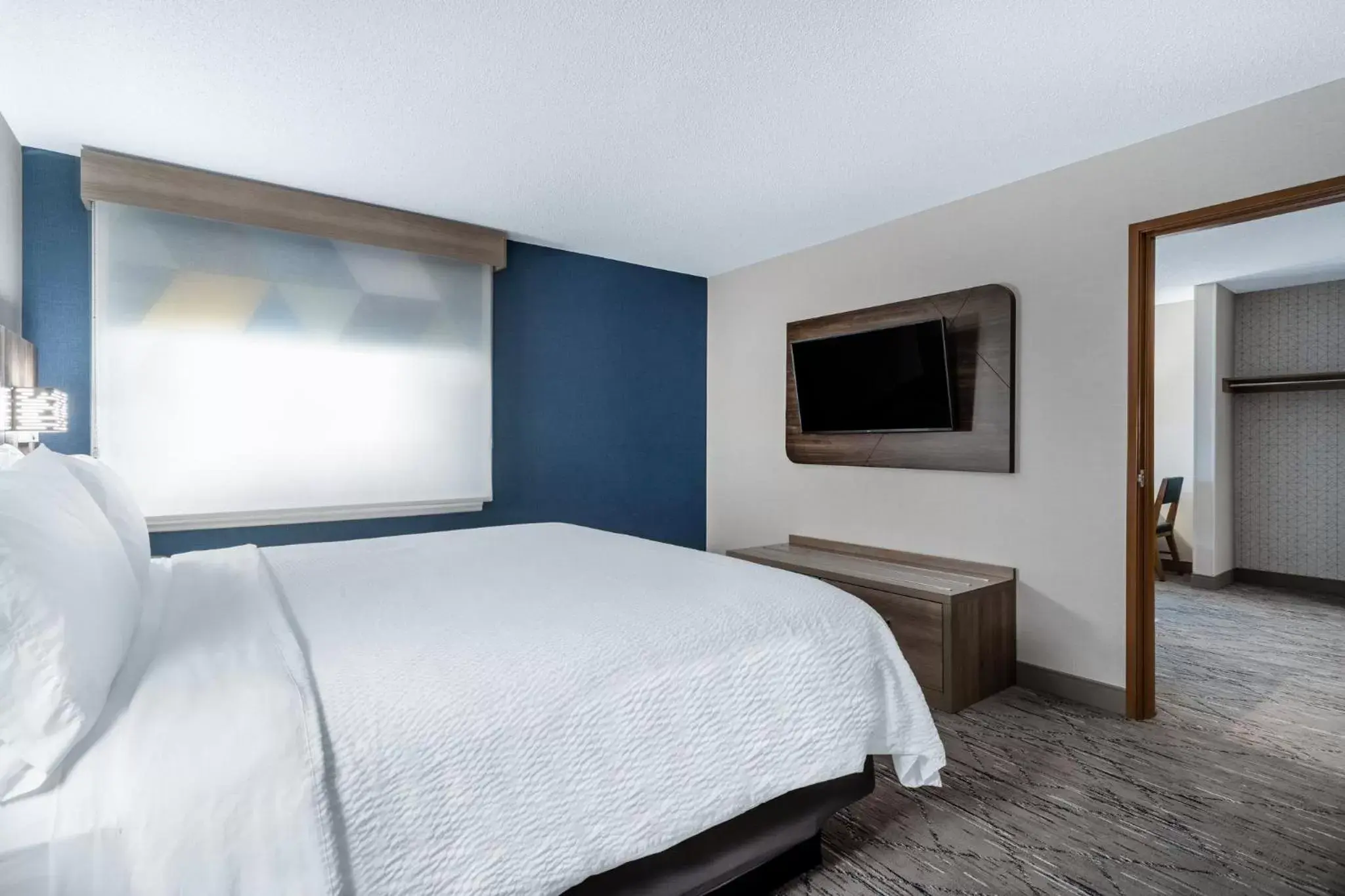 Photo of the whole room, Bed in Holiday Inn Express Hotel & Suites-St. Paul, an IHG Hotel