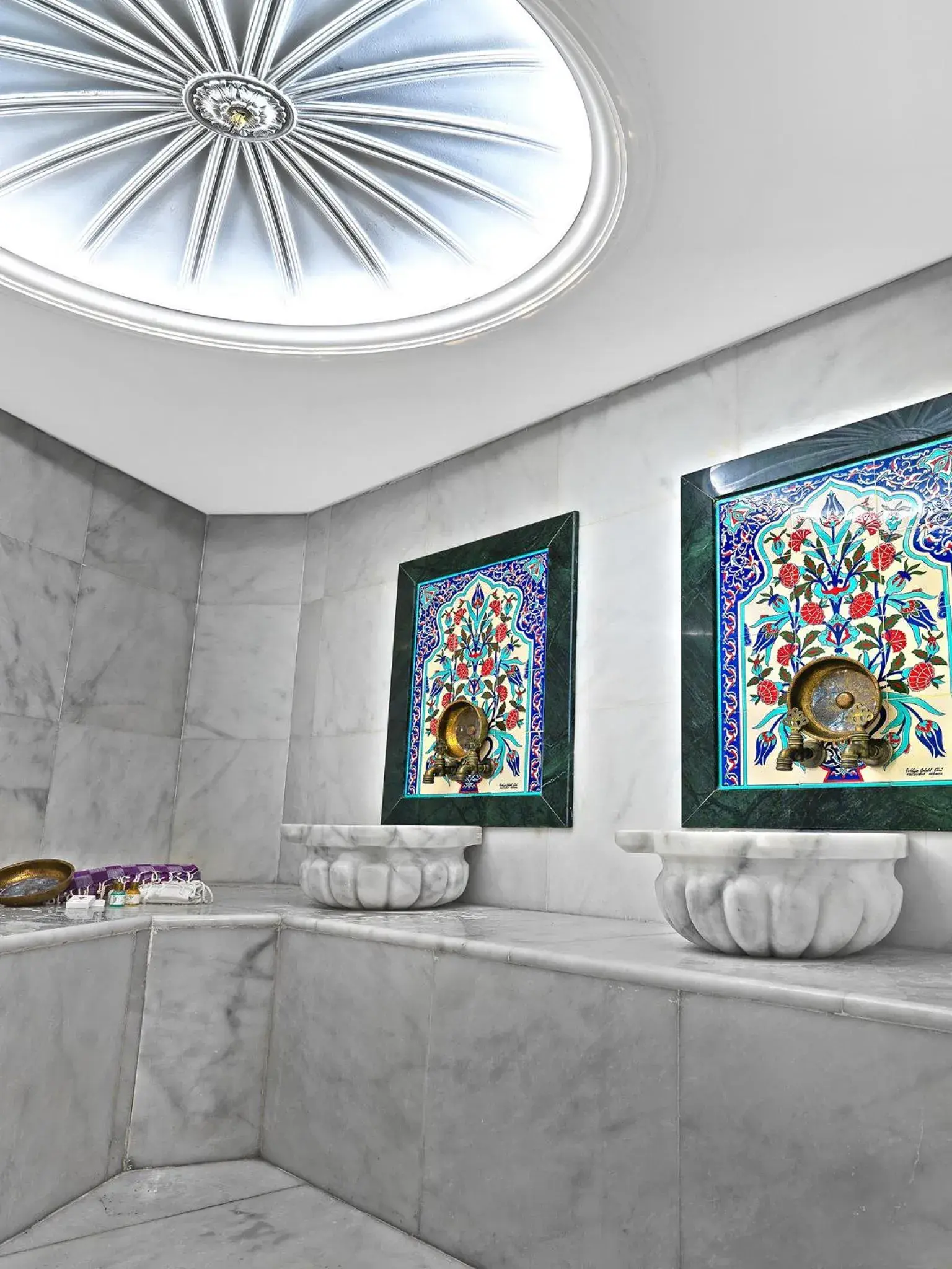 Public Bath, Bathroom in White Monarch Hotel