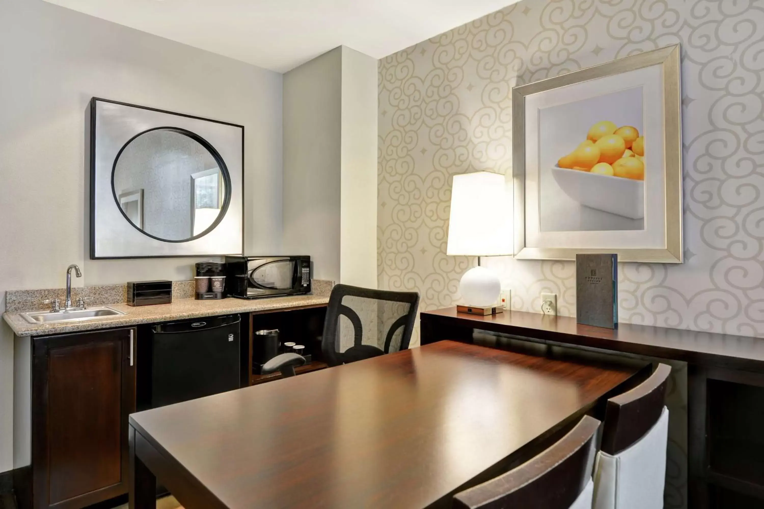 Bedroom, Kitchen/Kitchenette in Embassy Suites Savannah Airport