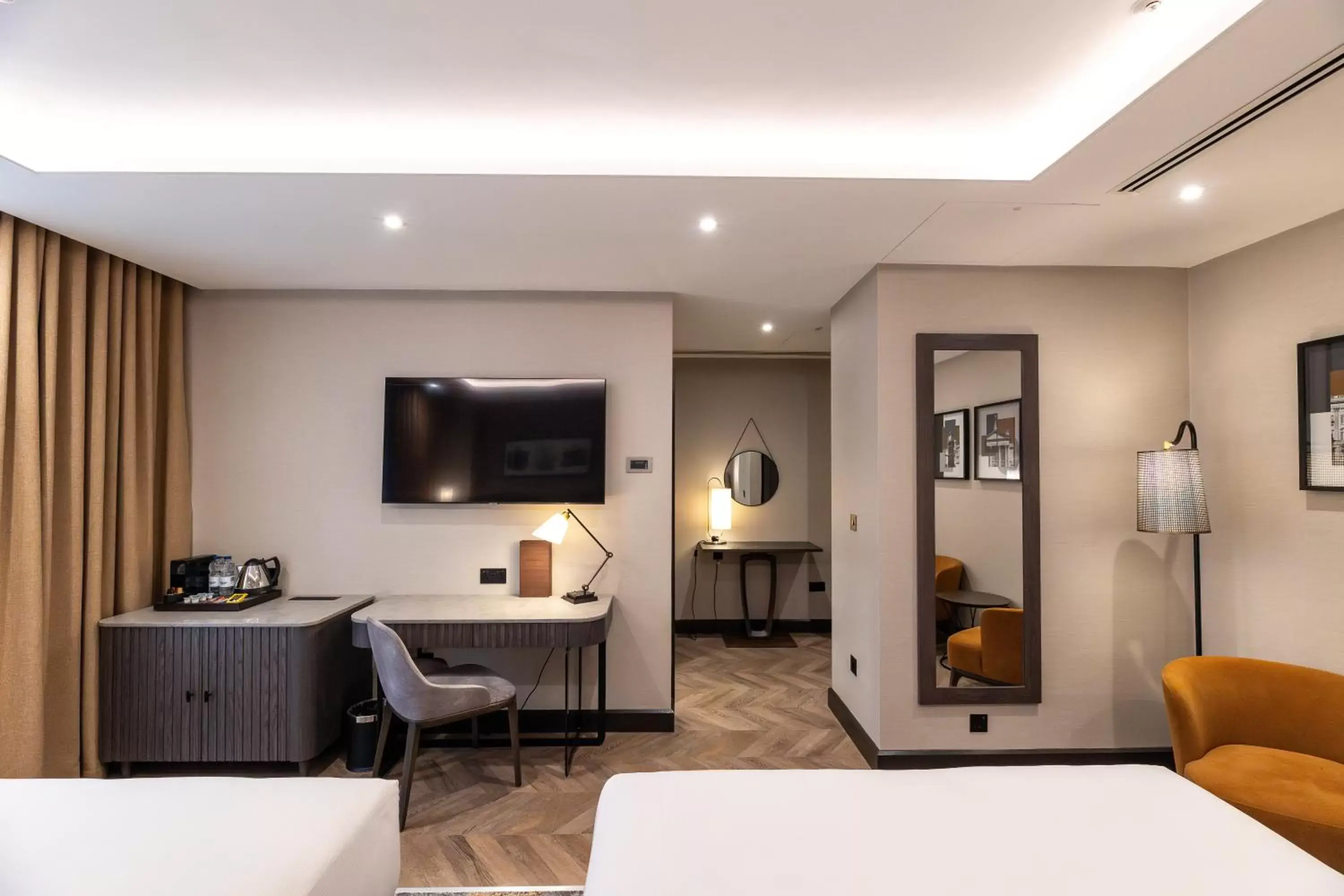 Bedroom, TV/Entertainment Center in DoubleTree by Hilton London Victoria