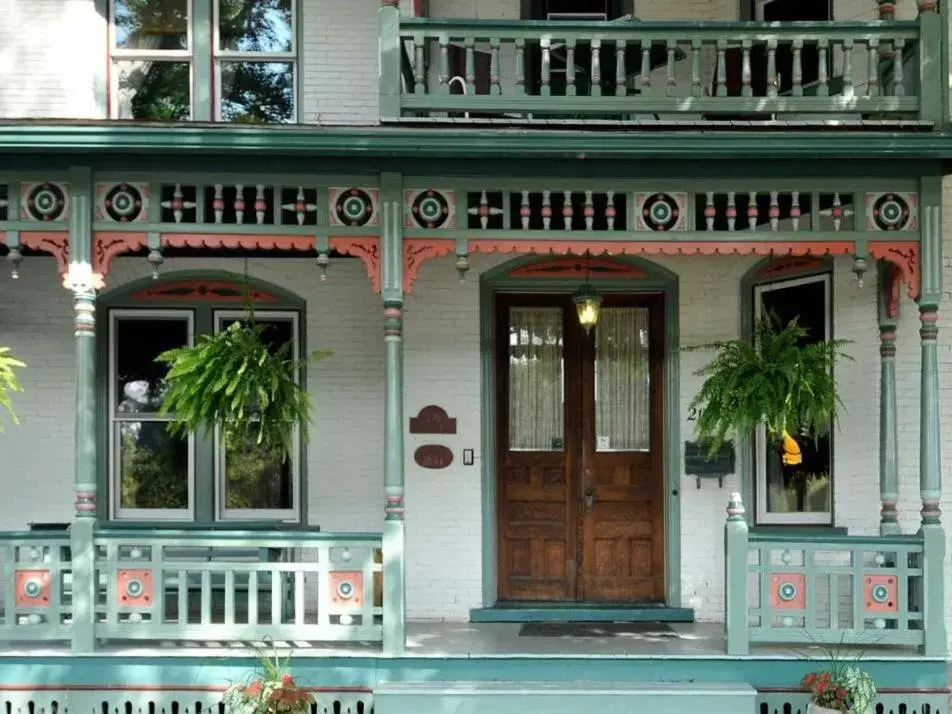 Property building in Victorian Loft Bed and Breakfast