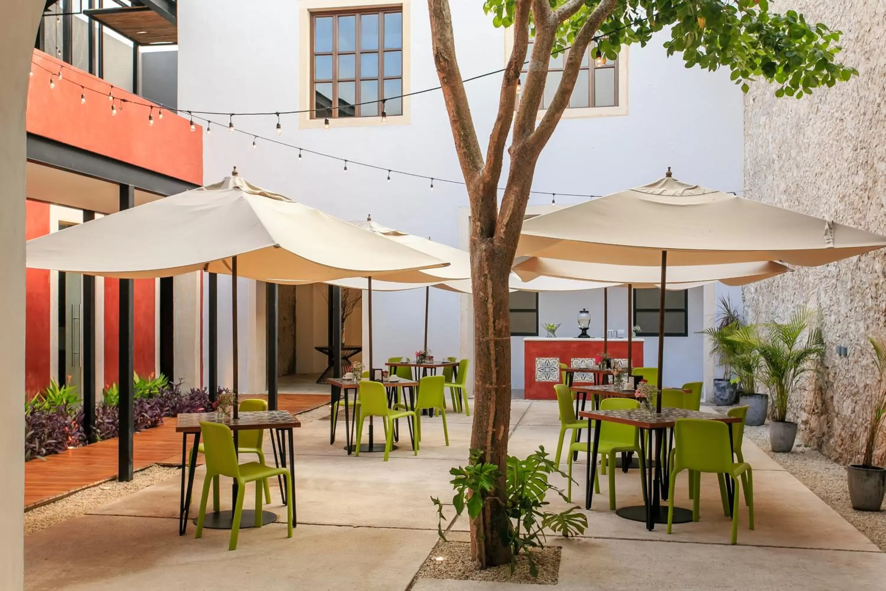 Patio, Restaurant/Places to Eat in Casona 61 by GuruHotel