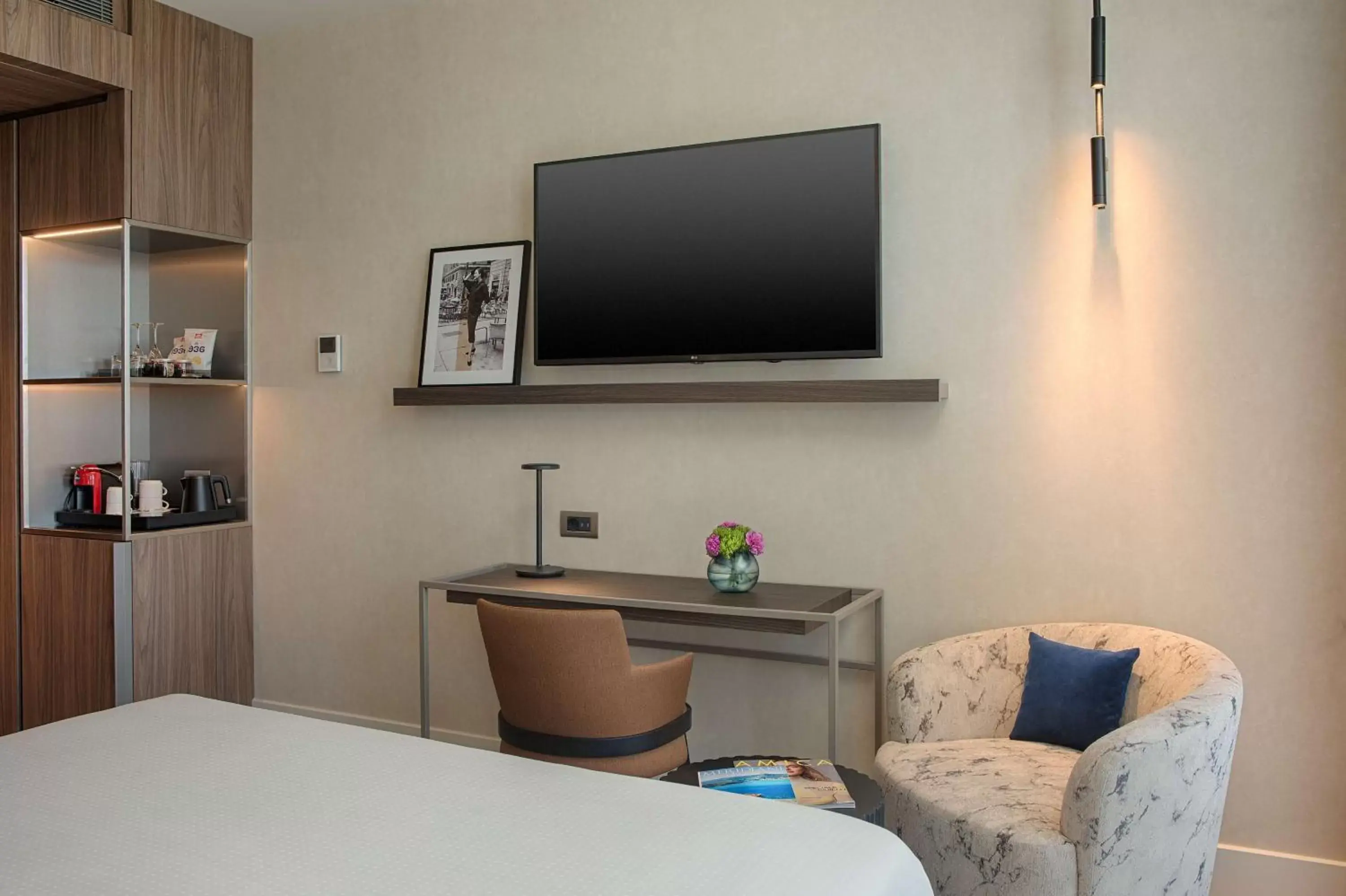 Bedroom, TV/Entertainment Center in NH Collection Milano CityLife