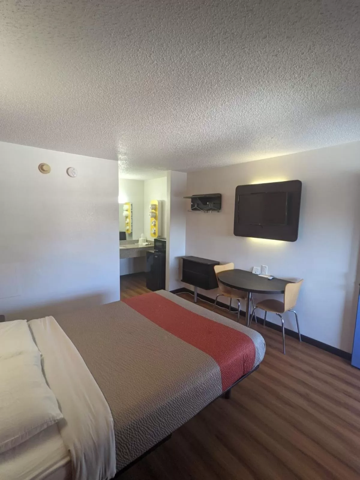 Bedroom, Bed in Motel 6-Ashland, OH
